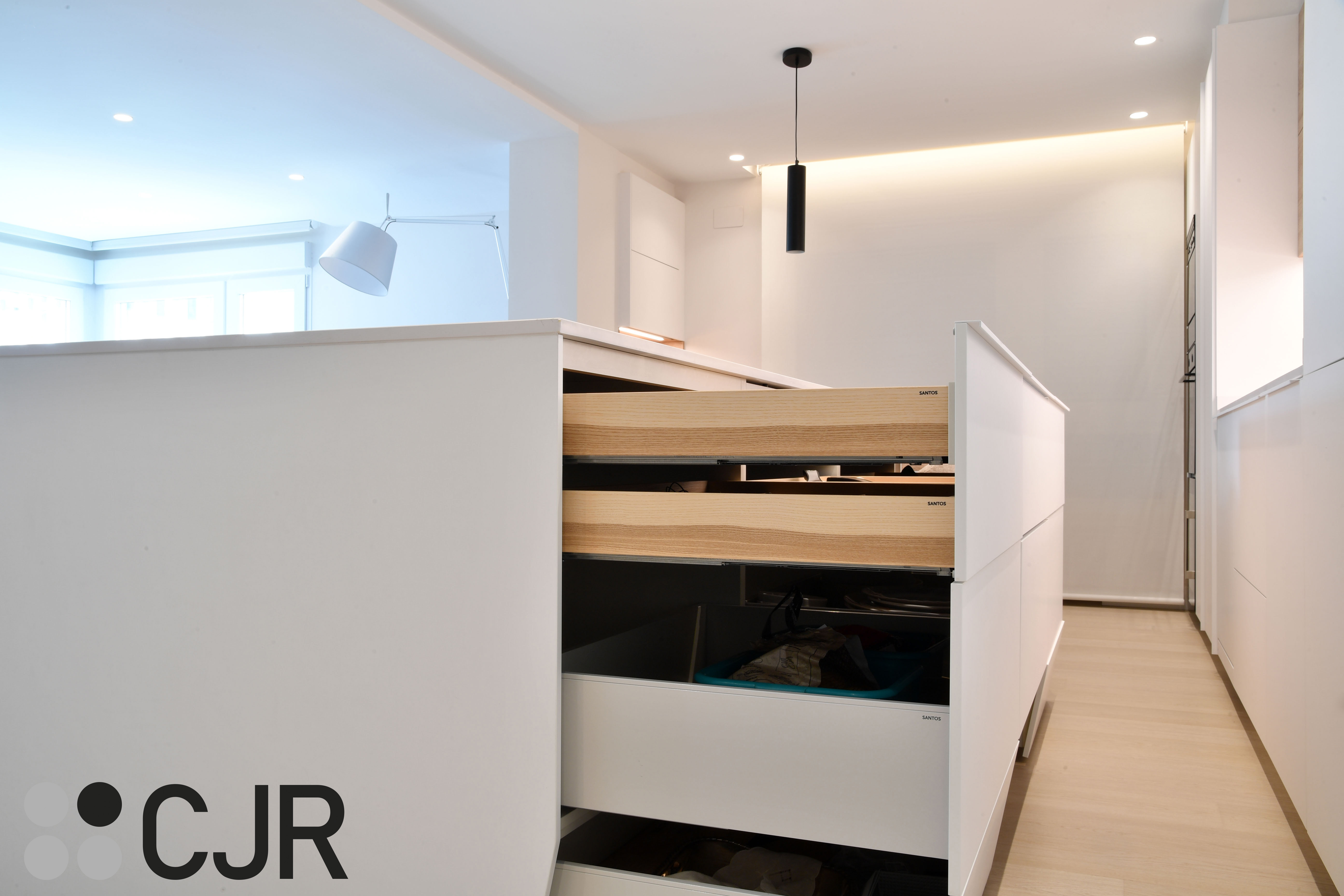 Cocina nórdica blanca y madera abierta con isla Cocinas CJR