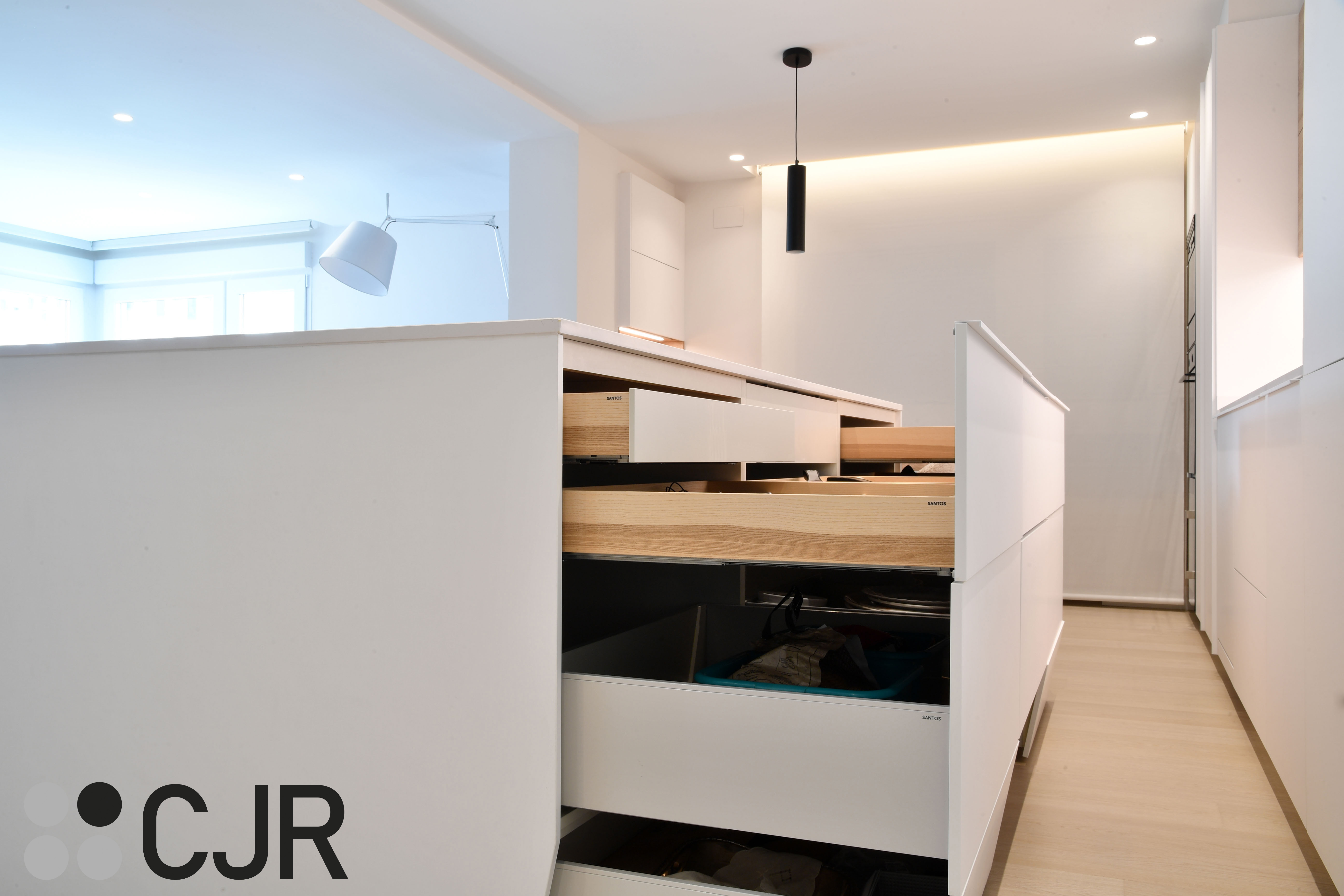 Cocina nórdica blanca y madera abierta con isla Cocinas CJR