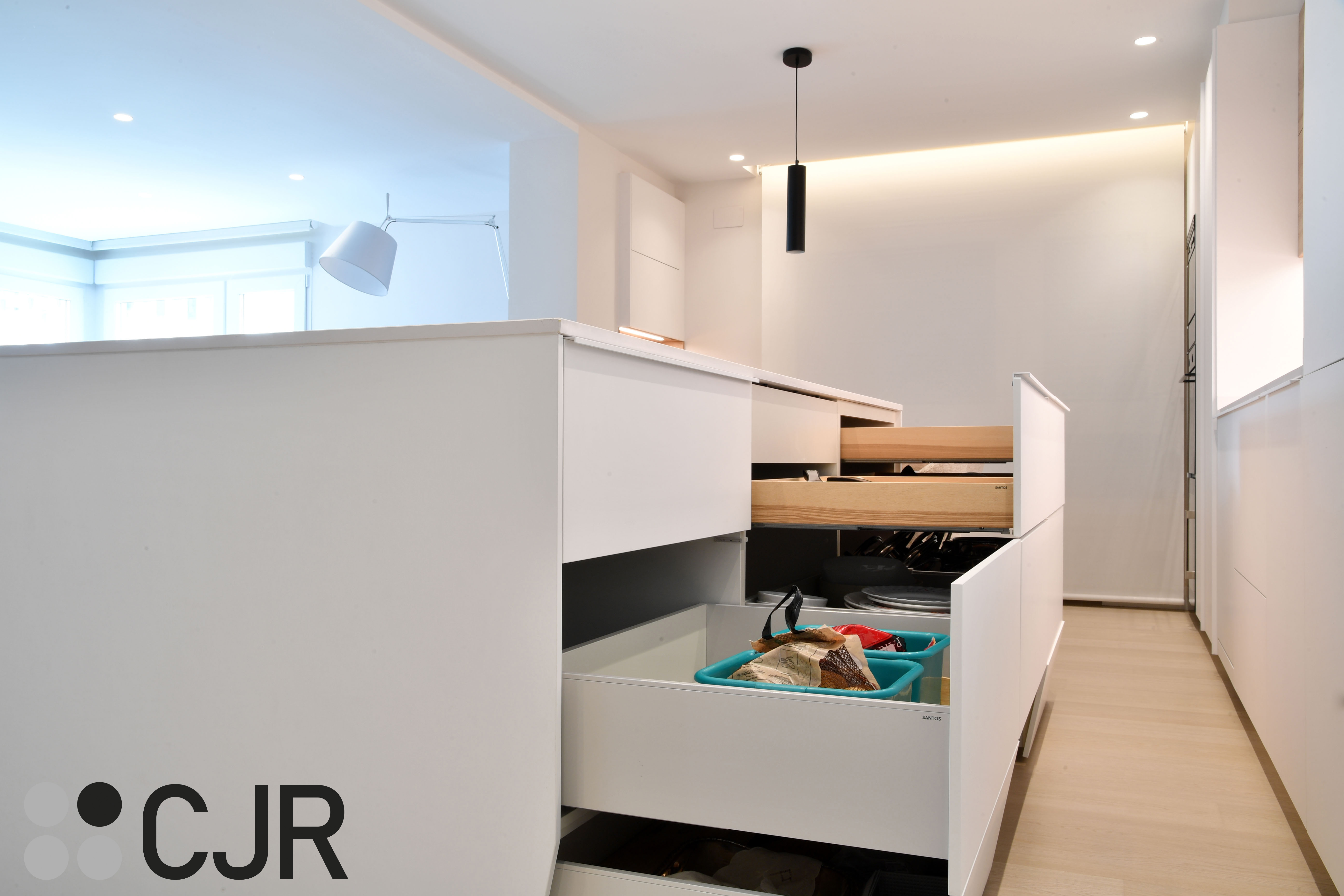 Cocina nórdica blanca y madera abierta con isla Cocinas CJR