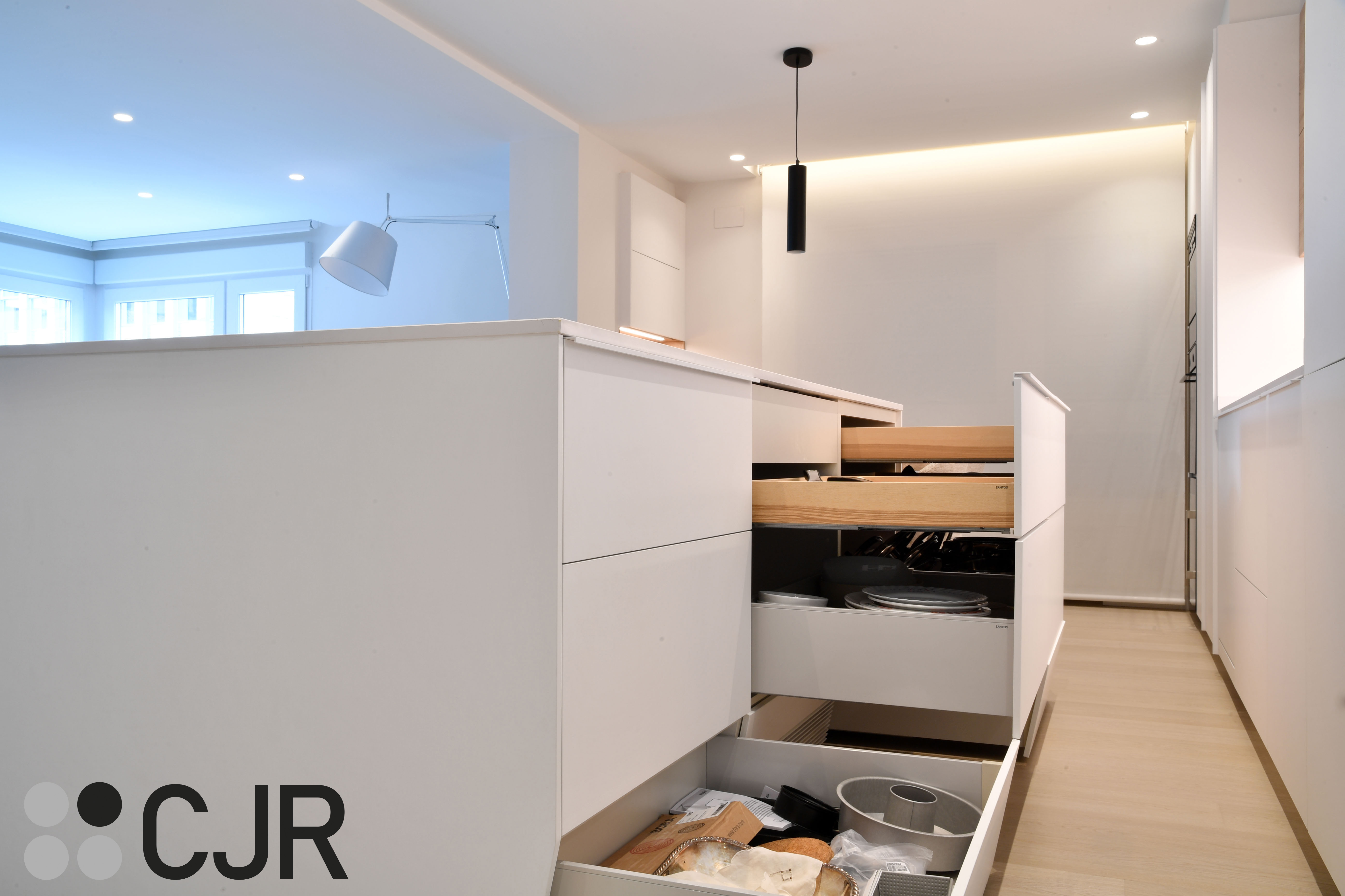 Cocina nórdica blanca y madera abierta con isla Cocinas CJR