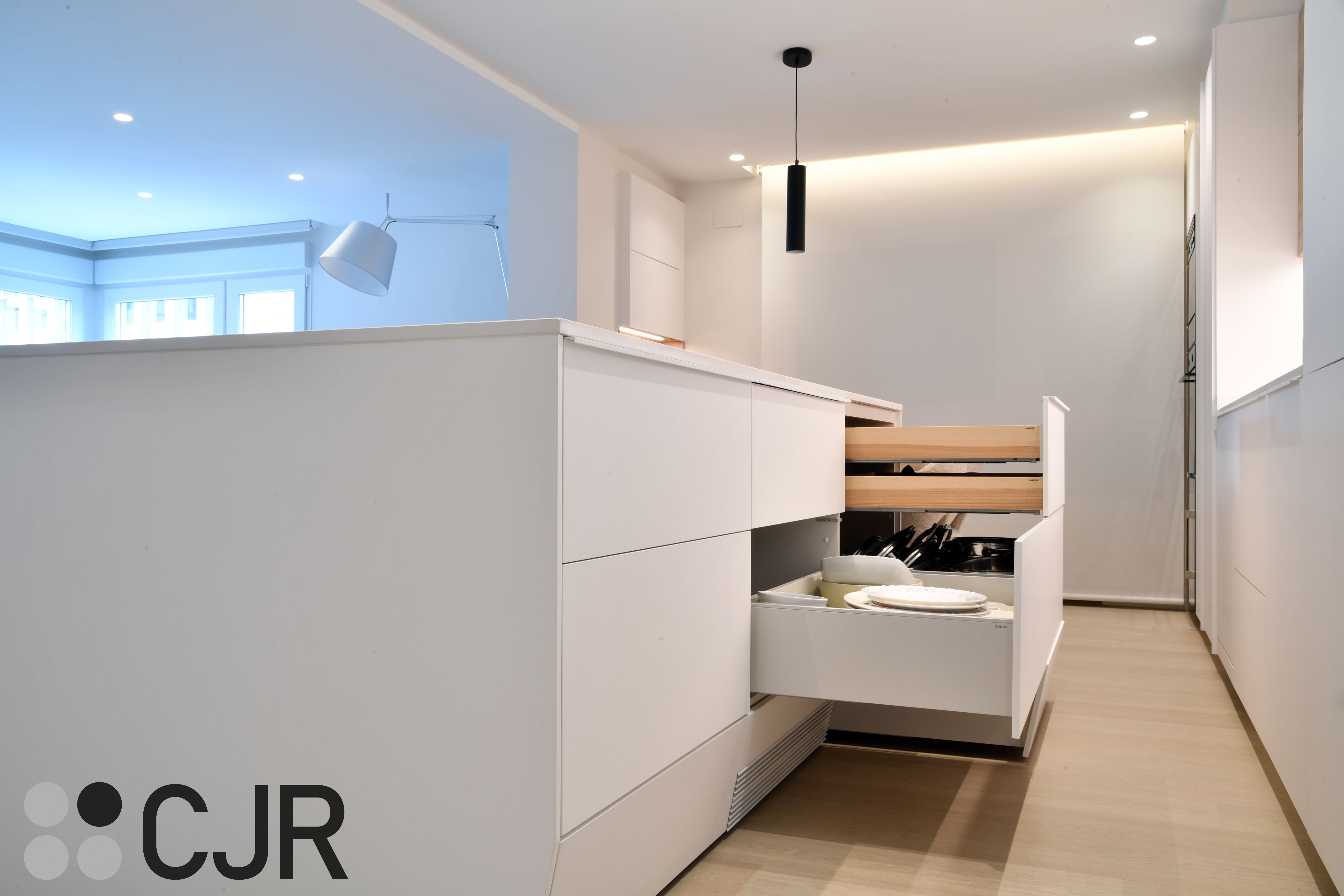 Cocina nórdica blanca y madera abierta con isla Cocinas CJR