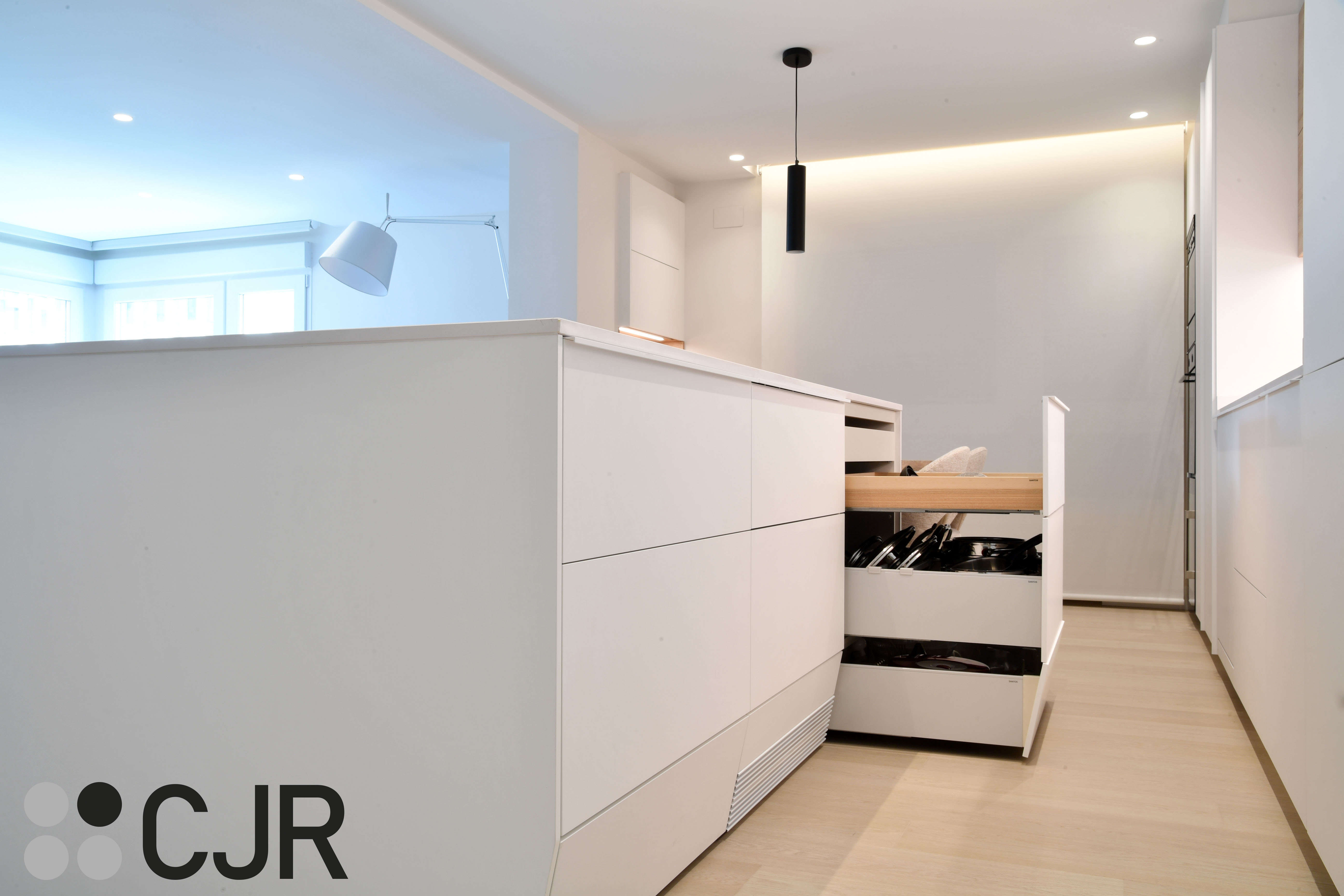 Cocina nórdica blanca y madera abierta con isla Cocinas CJR