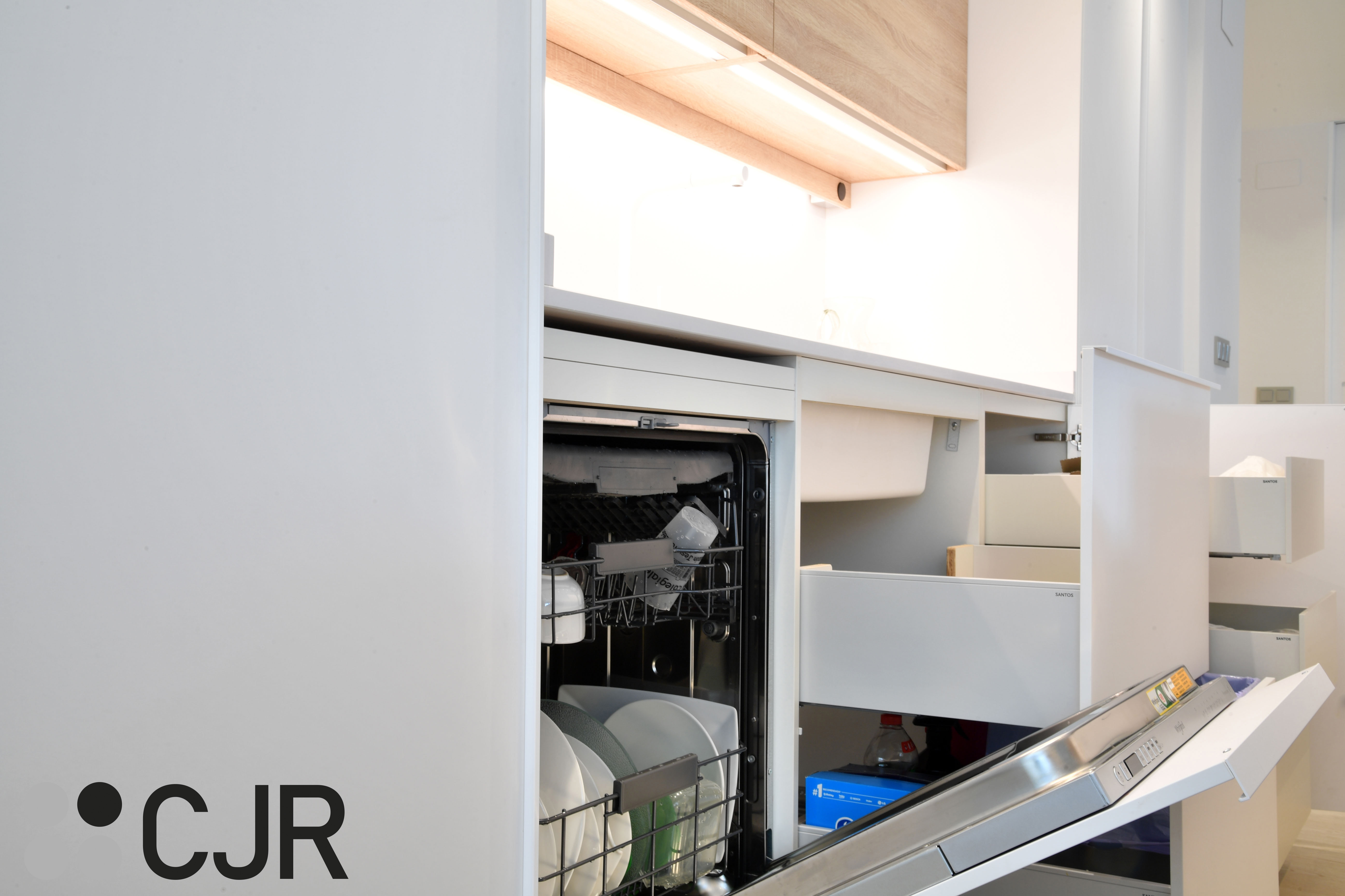 Cocina nórdica blanca y madera abierta con isla Cocinas CJR