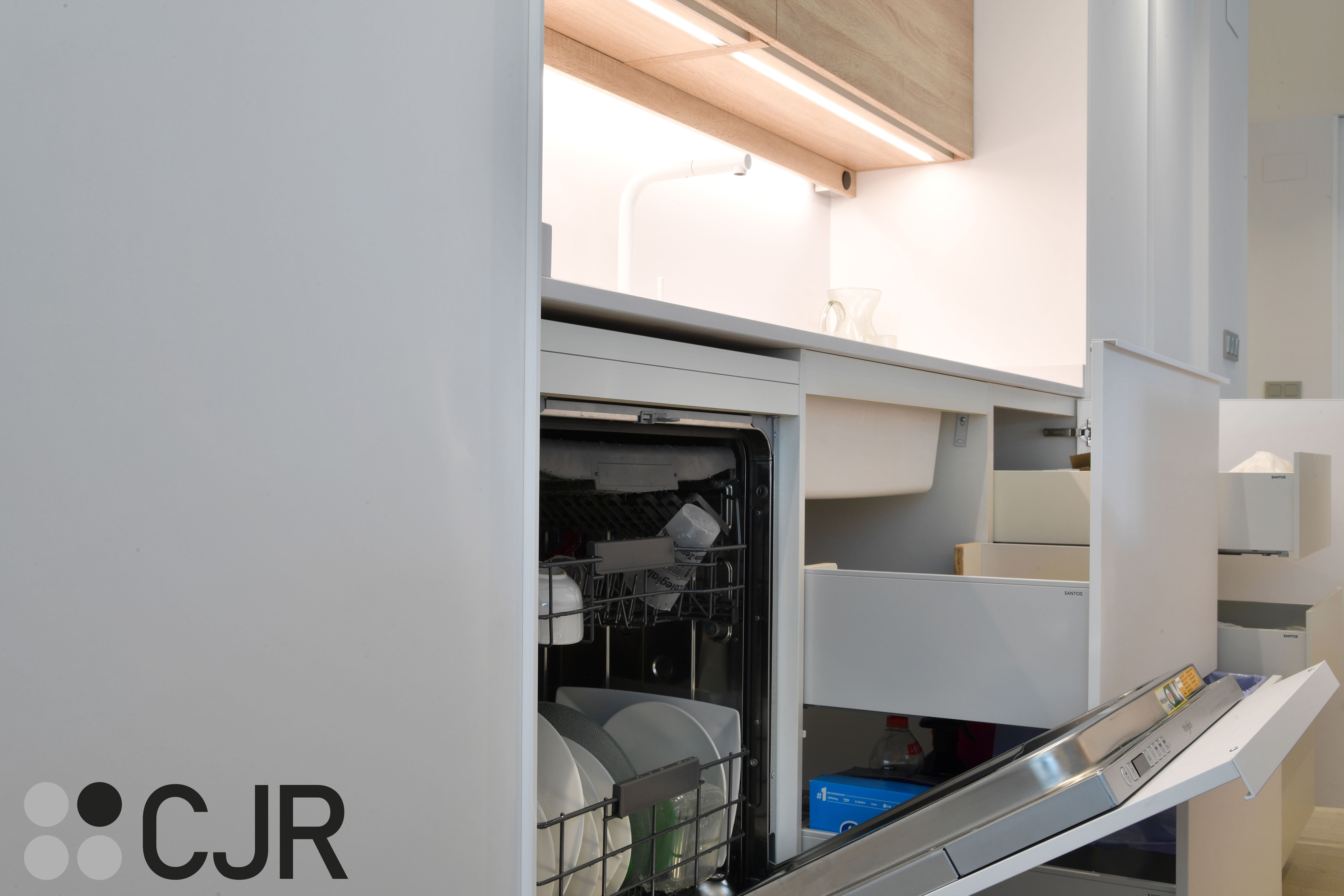 Cocina nórdica blanca y madera abierta con isla Cocinas CJR