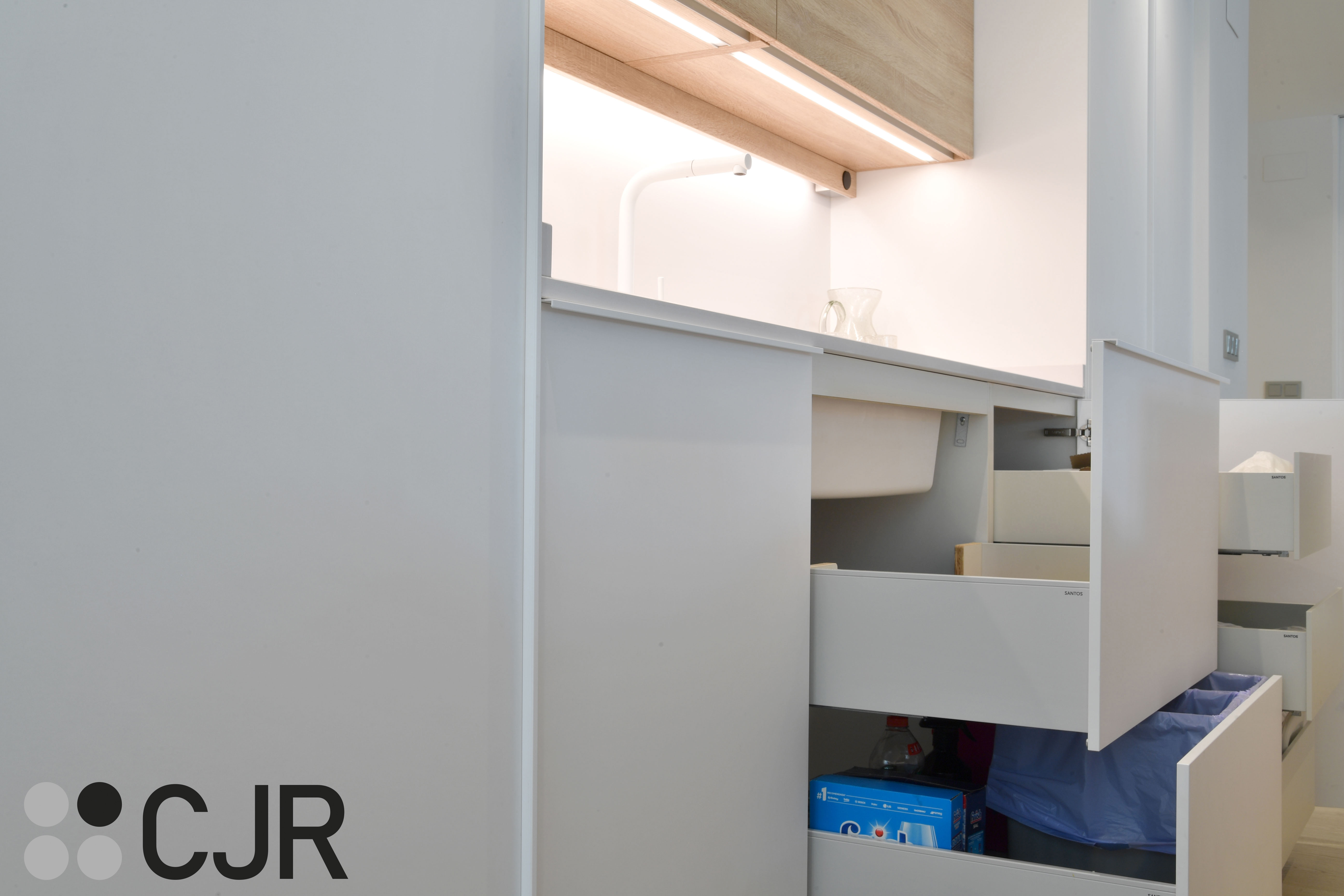 Cocina nórdica blanca y madera abierta con isla Cocinas CJR