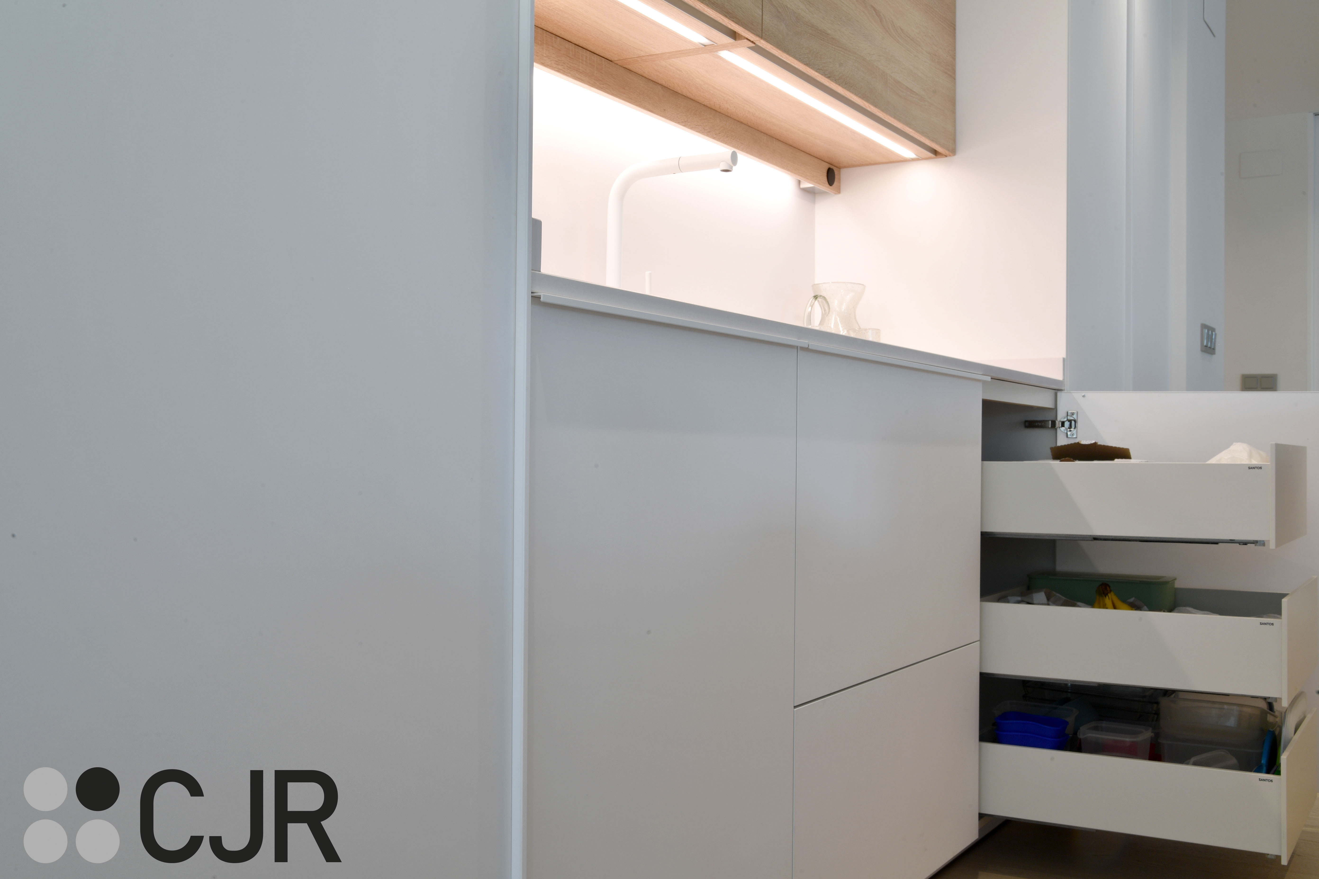 Cocina nórdica blanca y madera abierta con isla Cocinas CJR