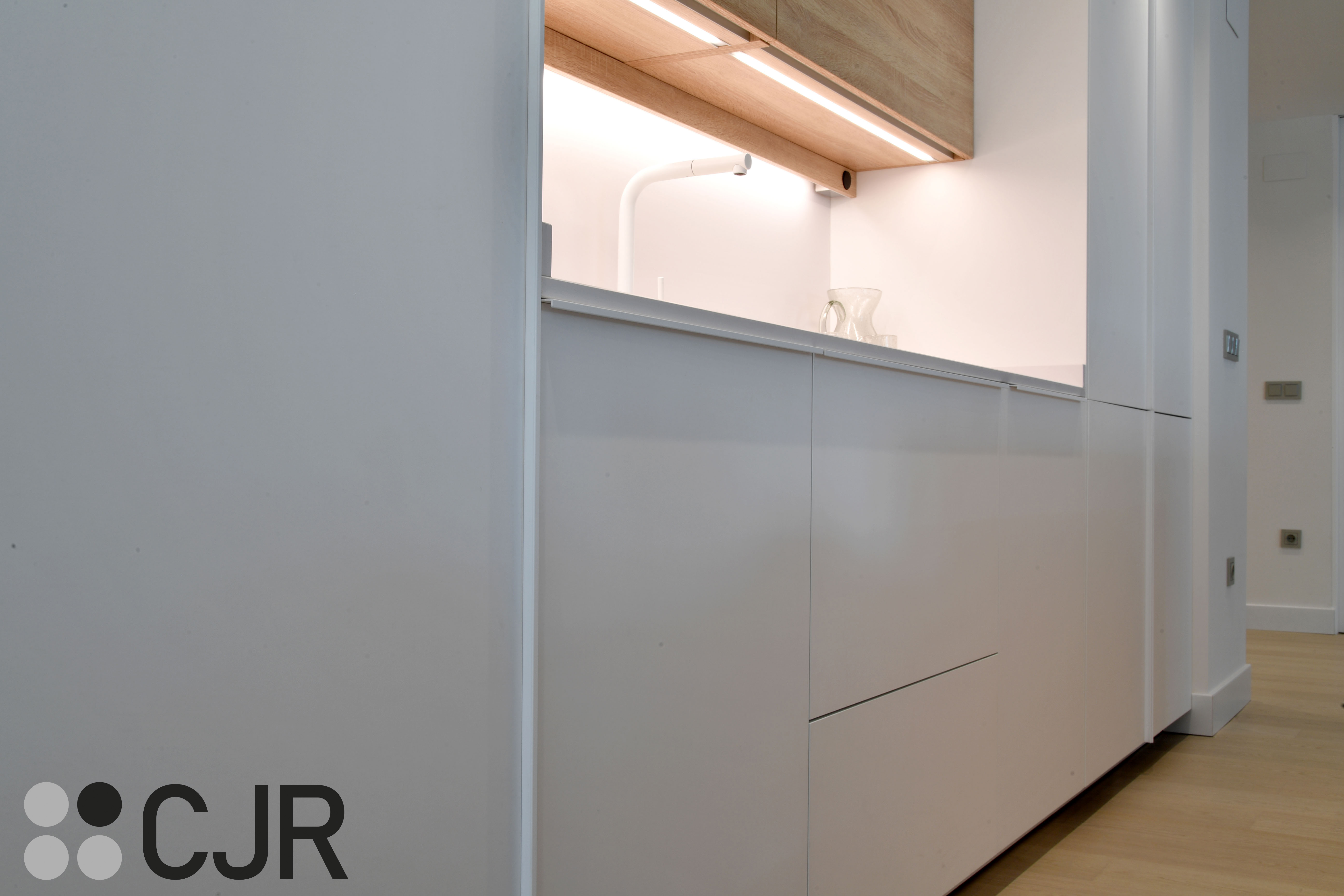 Cocina nórdica blanca y madera abierta con isla Cocinas CJR