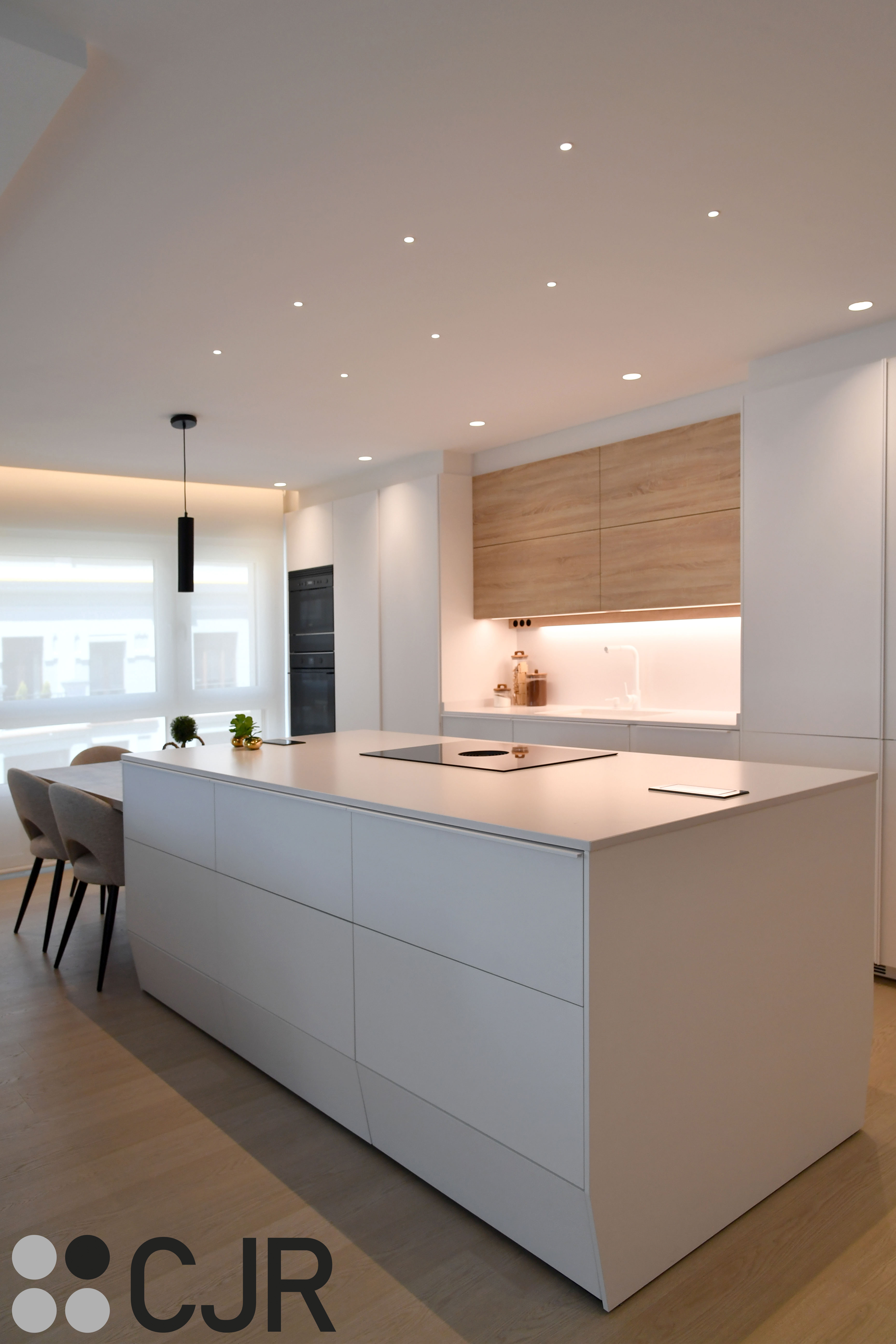 Cocina nórdica blanca y madera abierta con isla Cocinas CJR