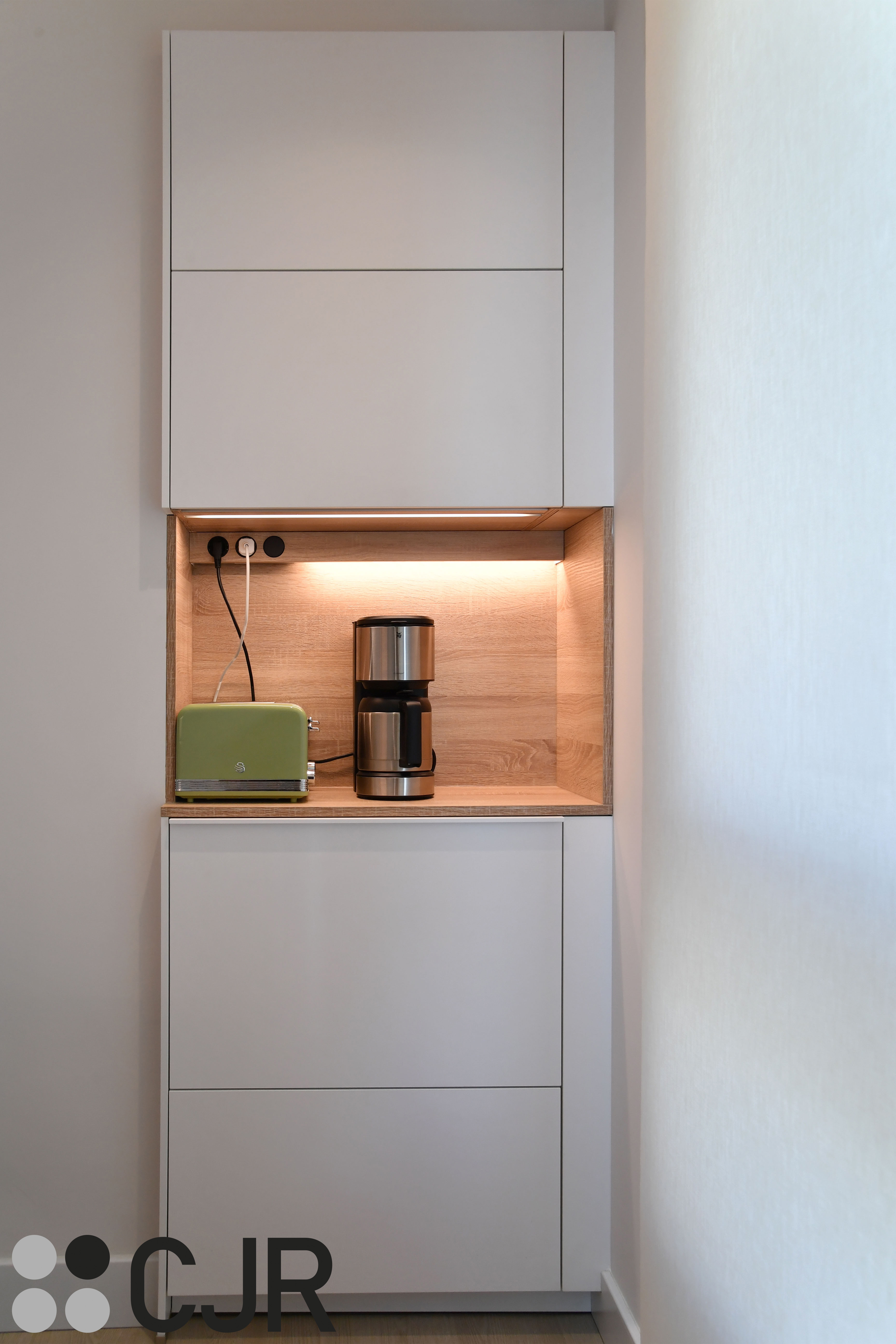 Cocina nórdica blanca y madera abierta con isla Cocinas CJR