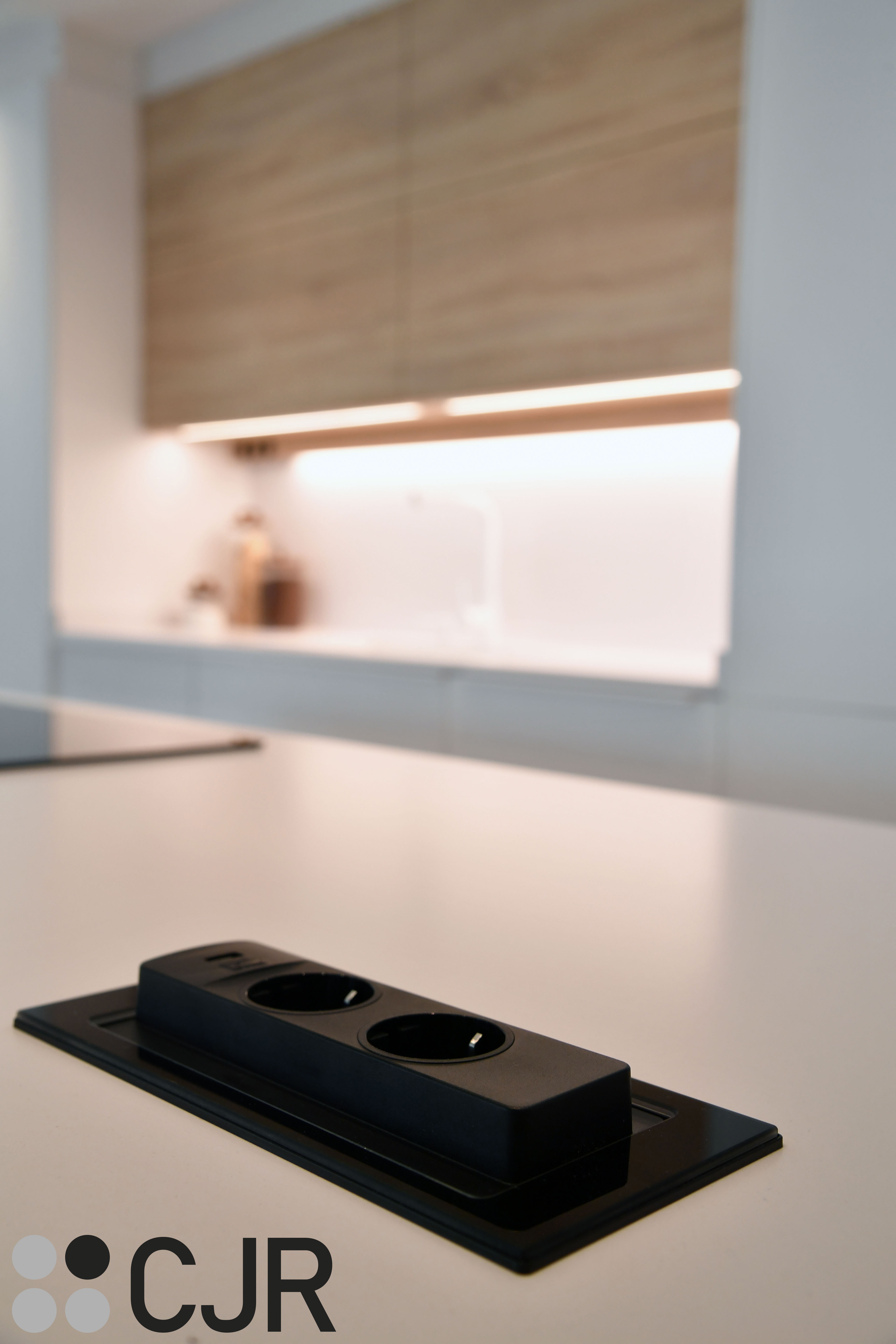 Cocina nórdica blanca y madera abierta con isla Cocinas CJR