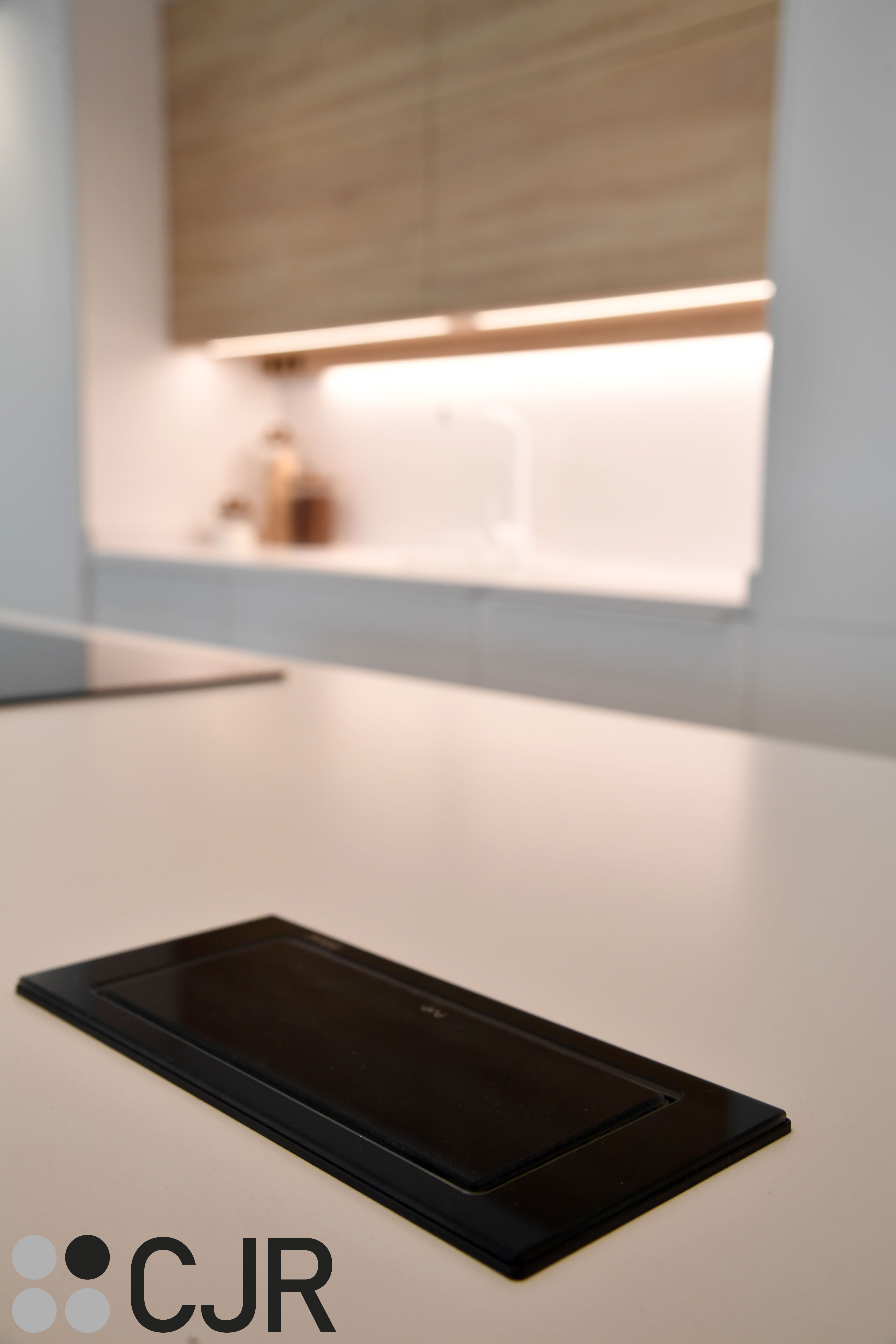 Cocina nórdica blanca y madera abierta con isla Cocinas CJR