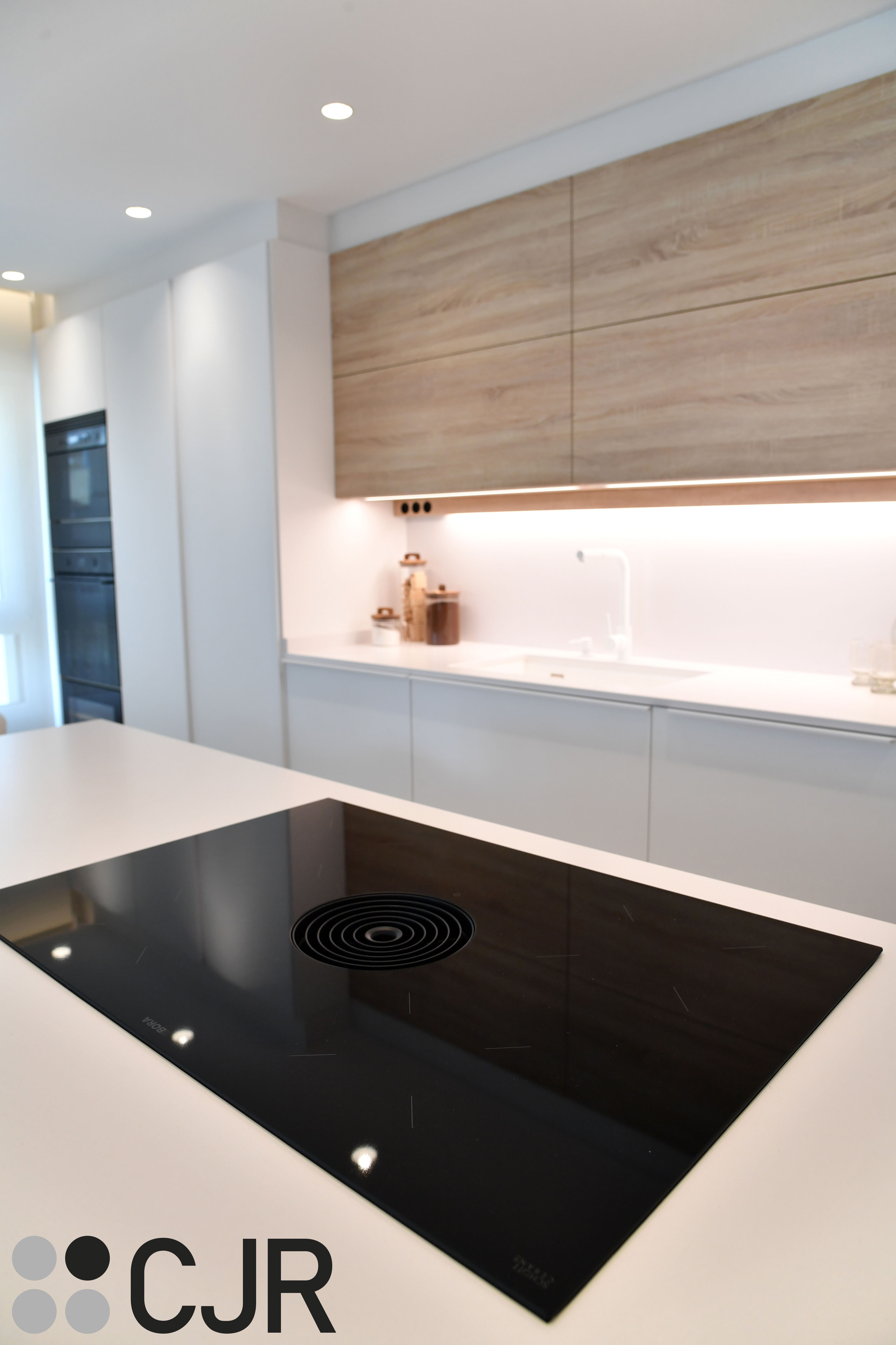 Cocina nórdica blanca y madera abierta con isla Cocinas CJR