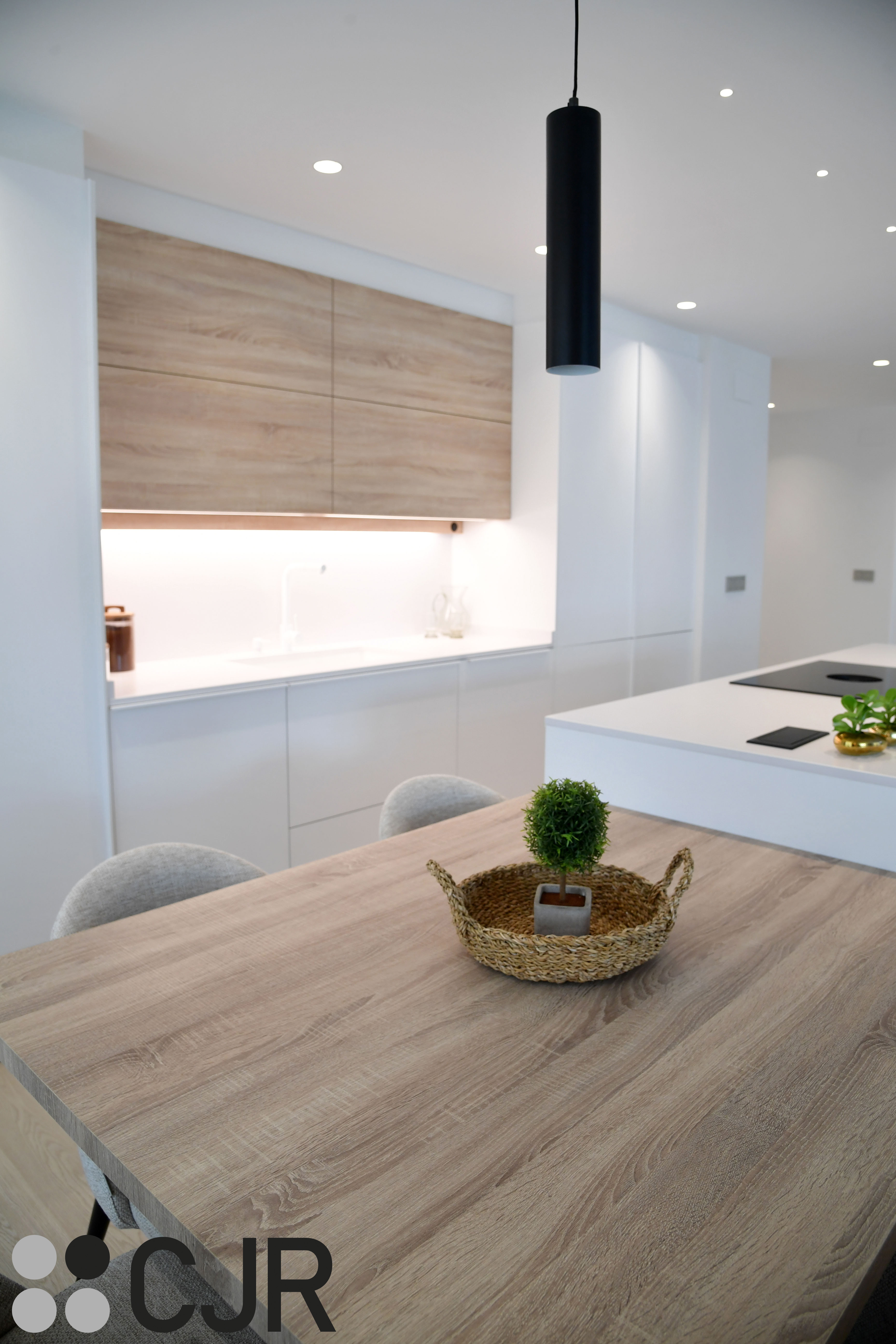 Cocina nórdica blanca y madera abierta con isla Cocinas CJR