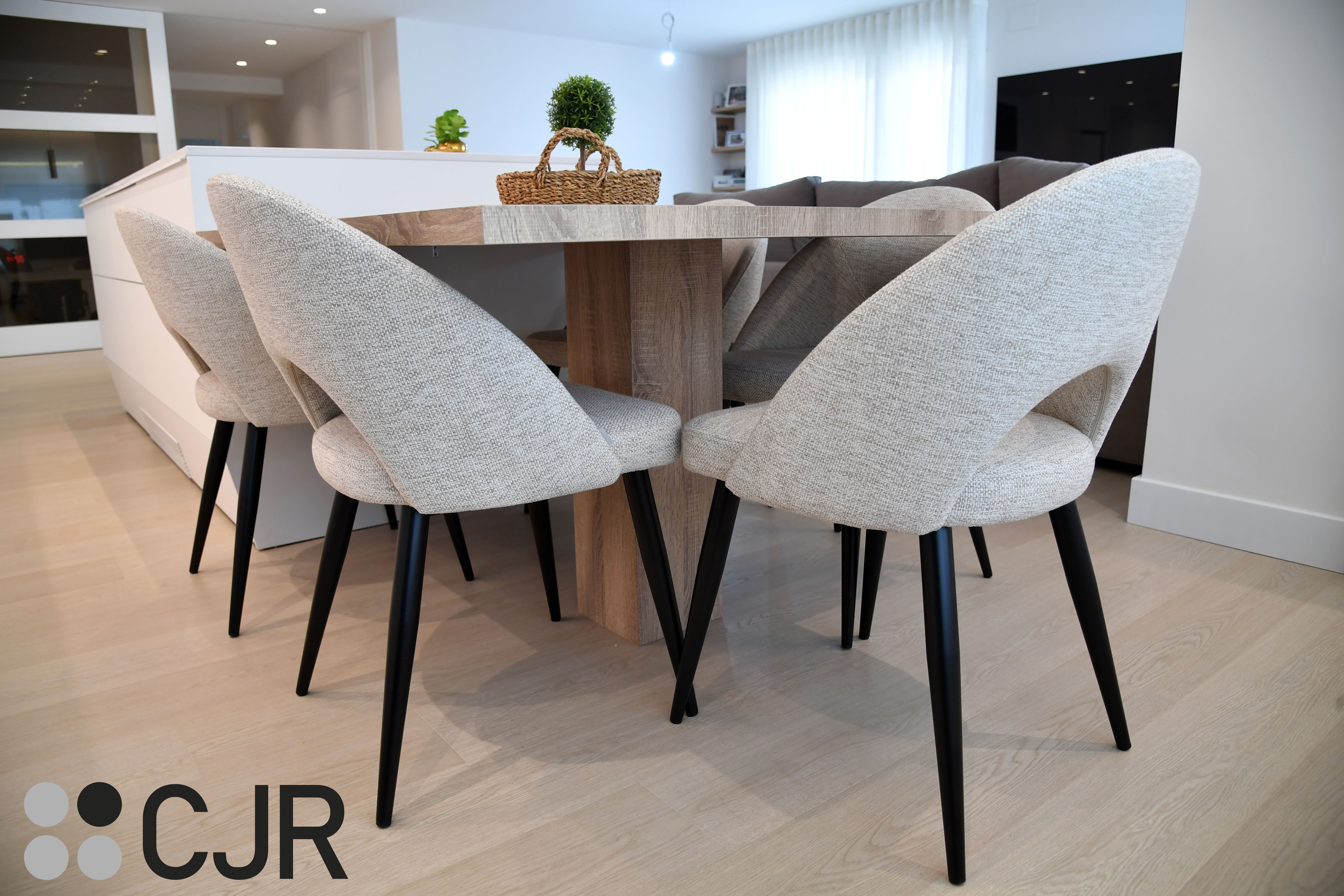 Cocina nórdica blanca y madera abierta con isla Cocinas CJR