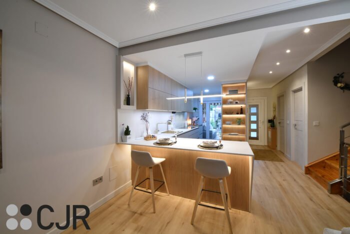 Cocina nórdica cashmere y madera con barra abierta al salón Cocinas CJR