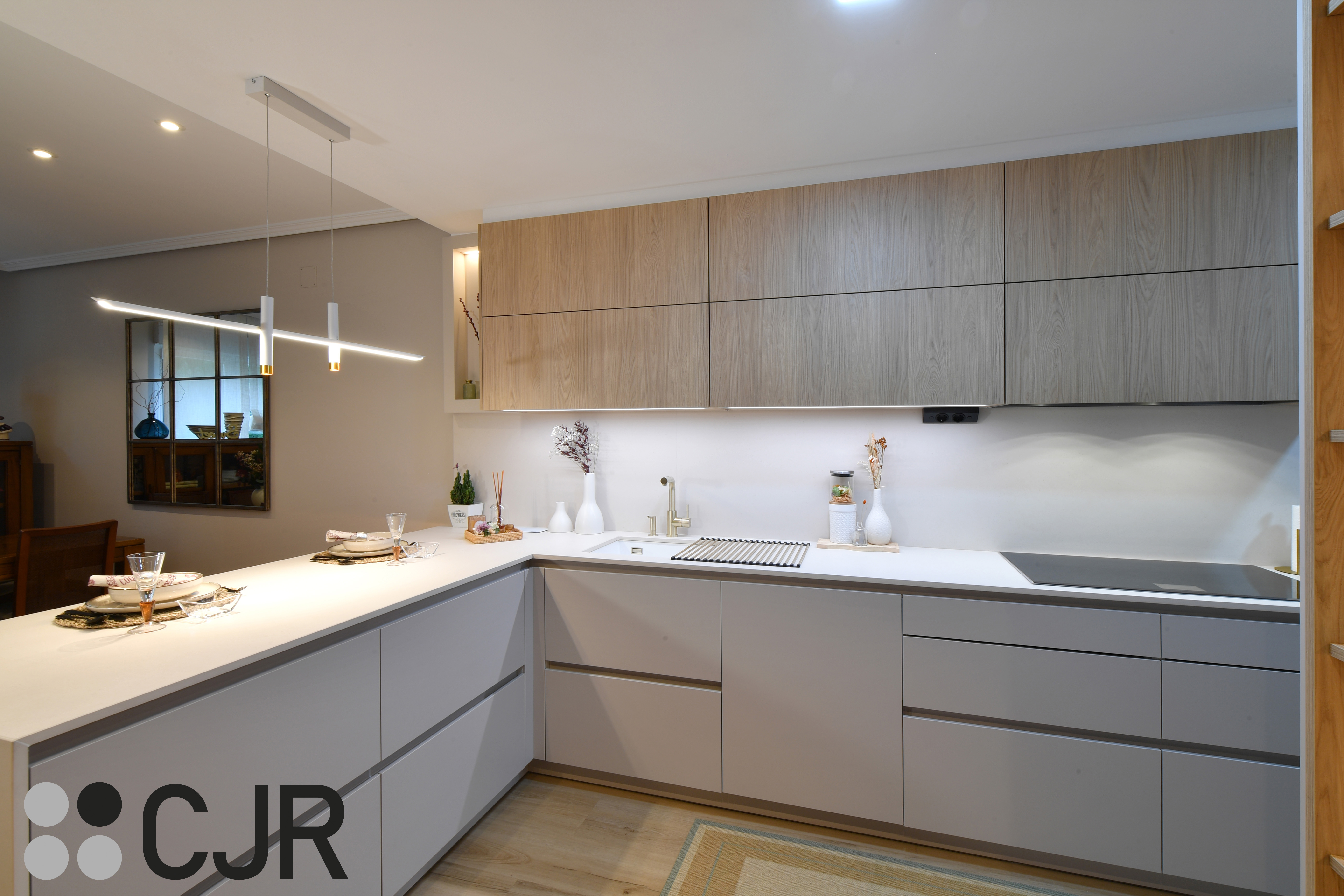 Cocina nórdica cashmere y madera con barra abierta al salón Cocinas CJR