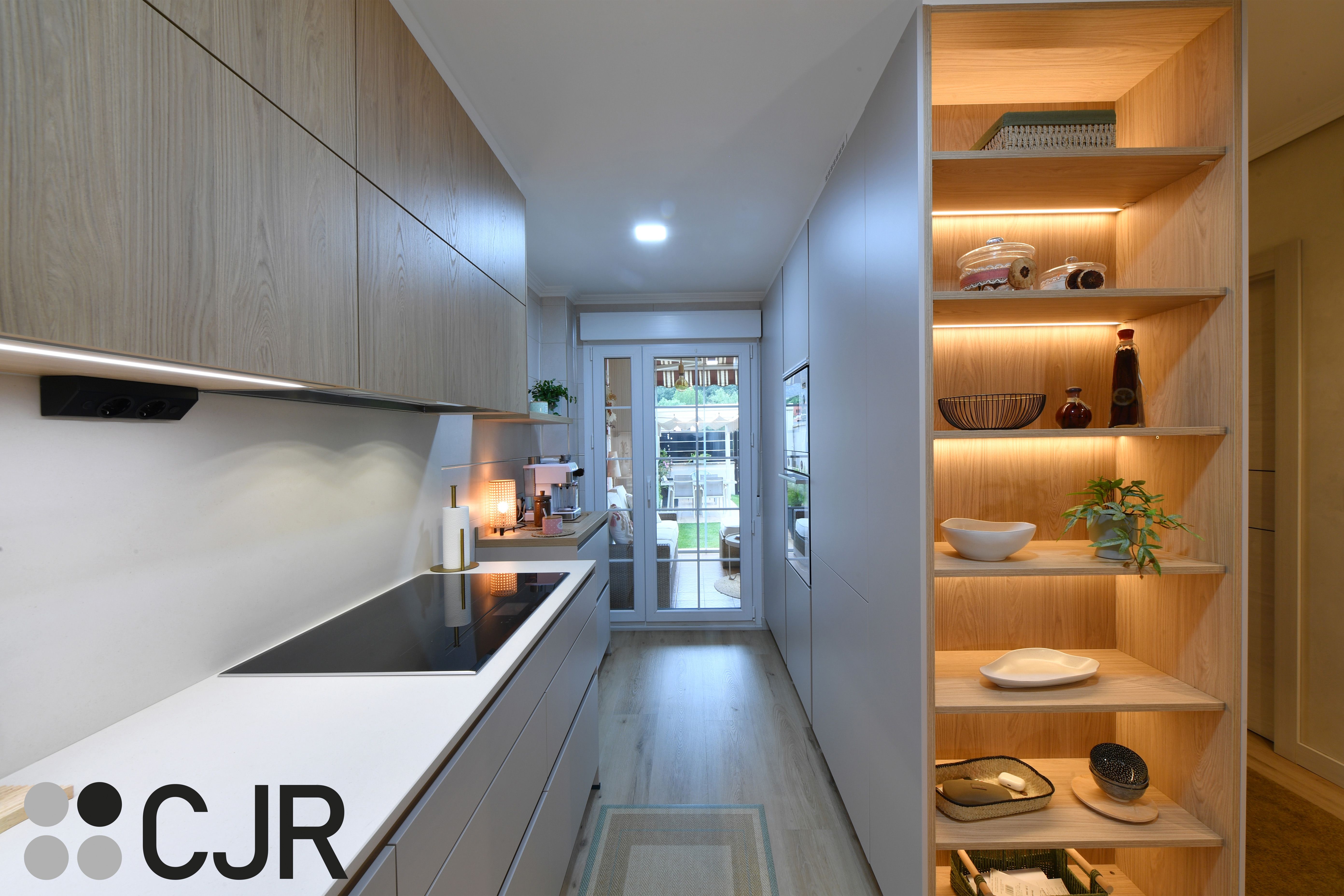 Cocina nórdica cashmere y madera con barra abierta al salón Cocinas CJR