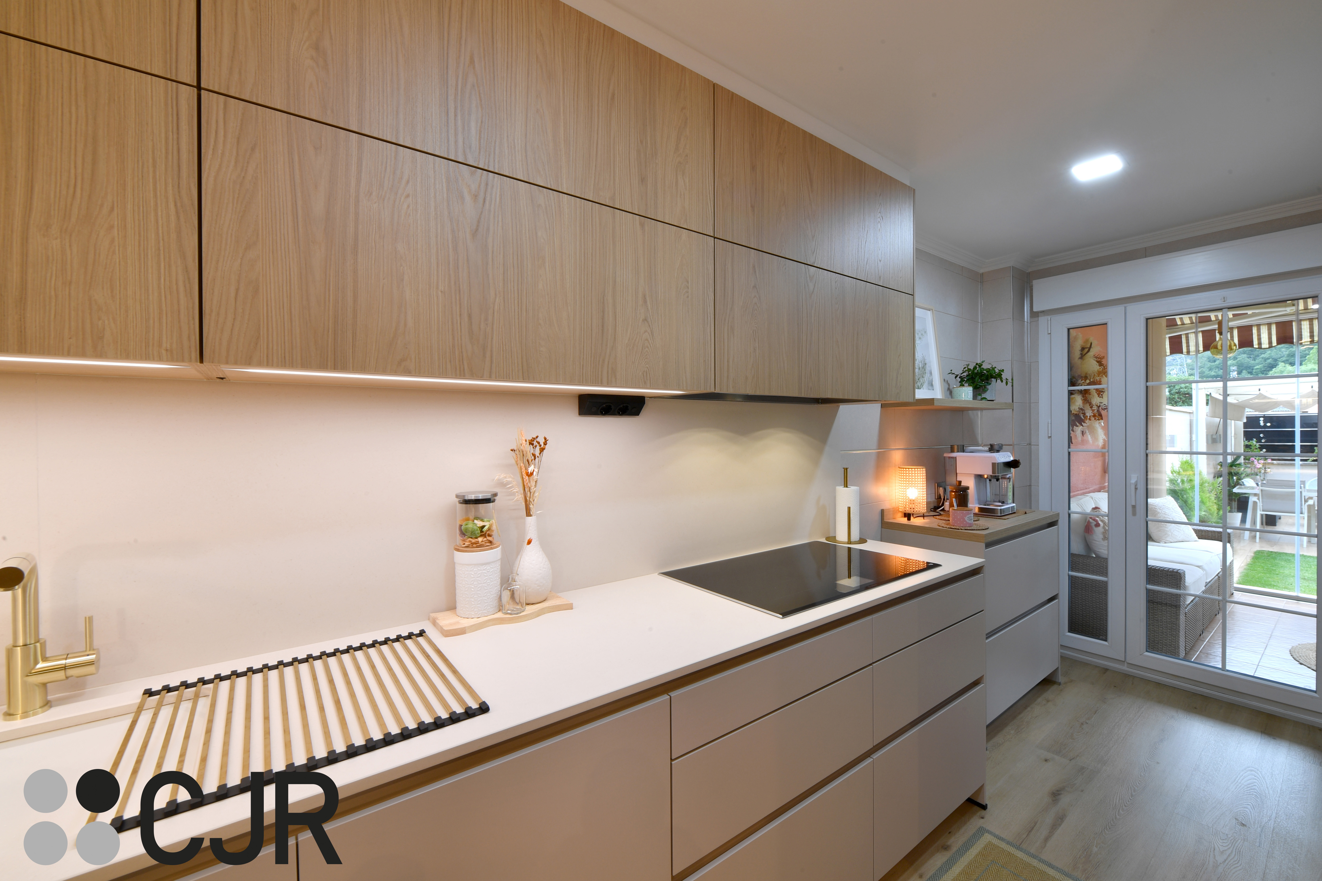 Cocina nórdica cashmere y madera con barra abierta al salón Cocinas CJR