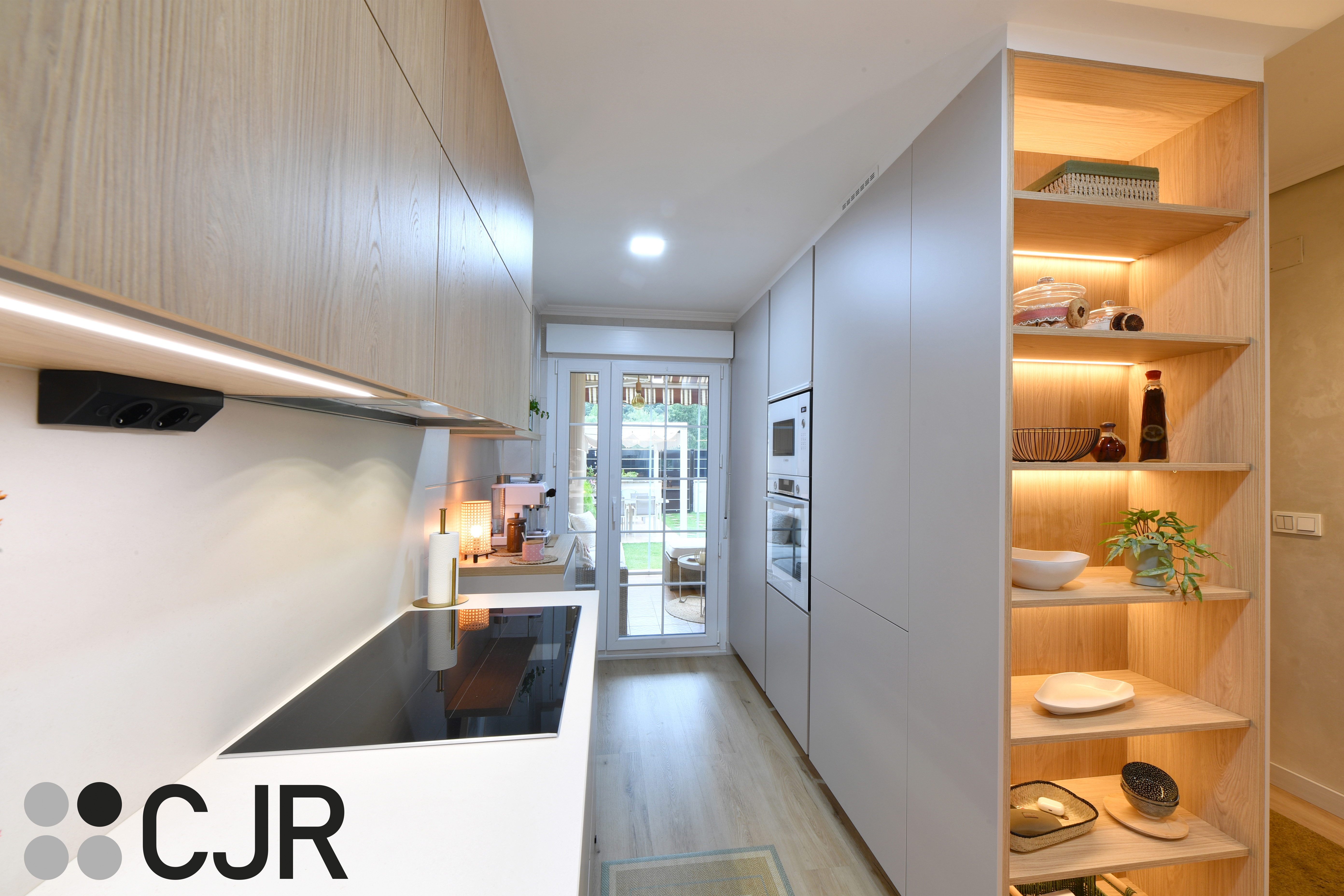 Cocina nórdica cashmere y madera con barra abierta al salón Cocinas CJR