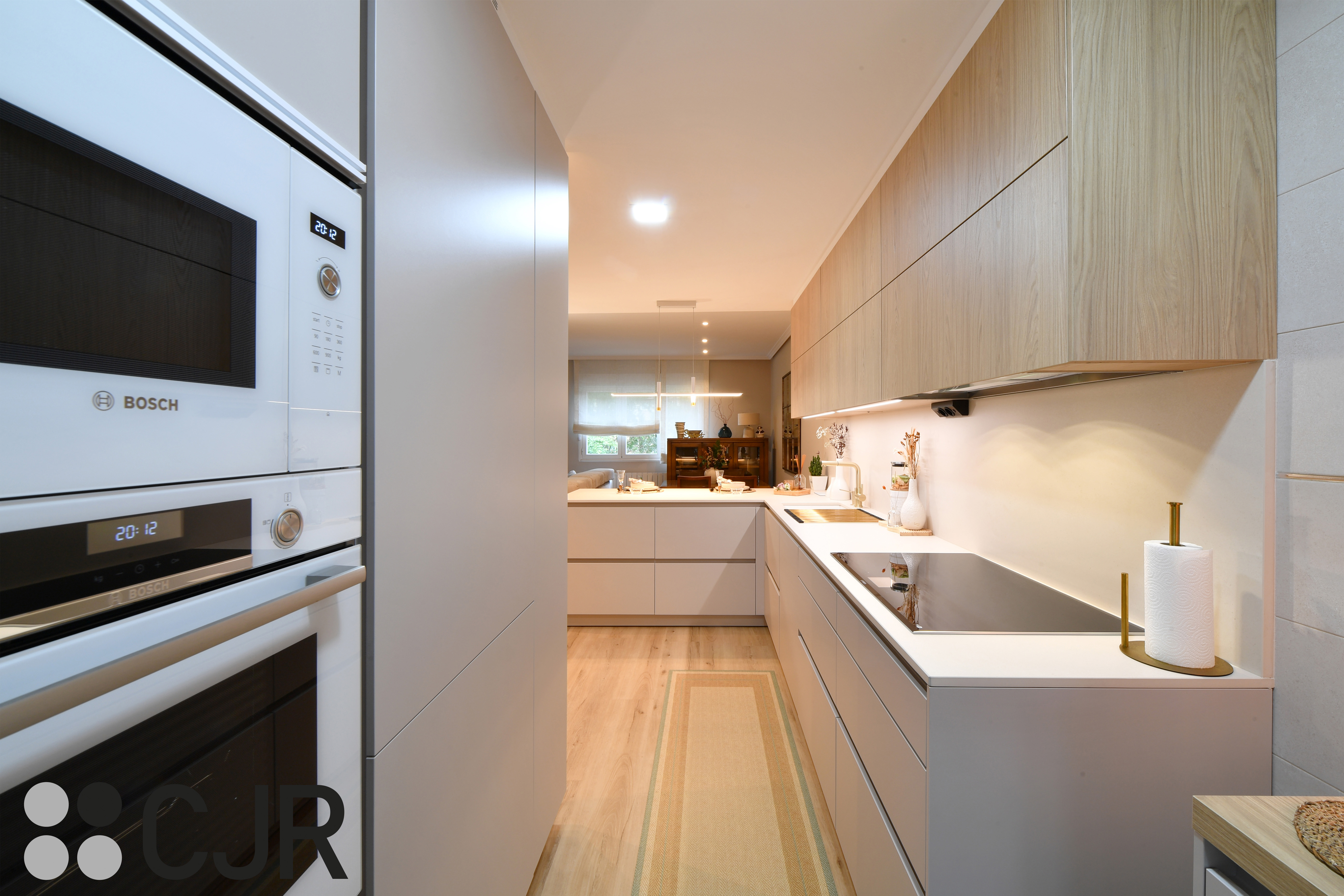 Cocina nórdica cashmere y madera con barra abierta al salón Cocinas CJR