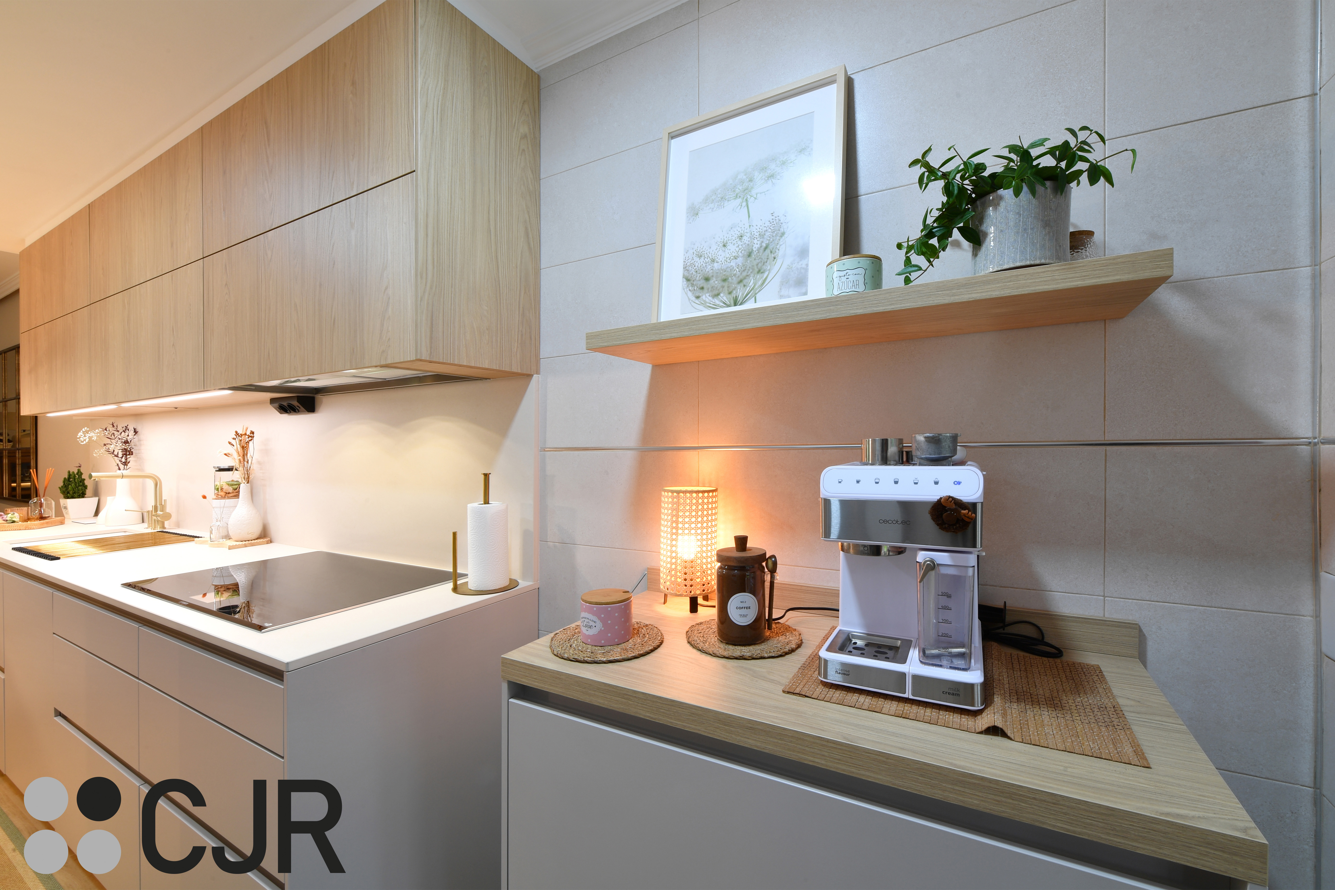 Cocina nórdica cashmere y madera con barra abierta al salón Cocinas CJR