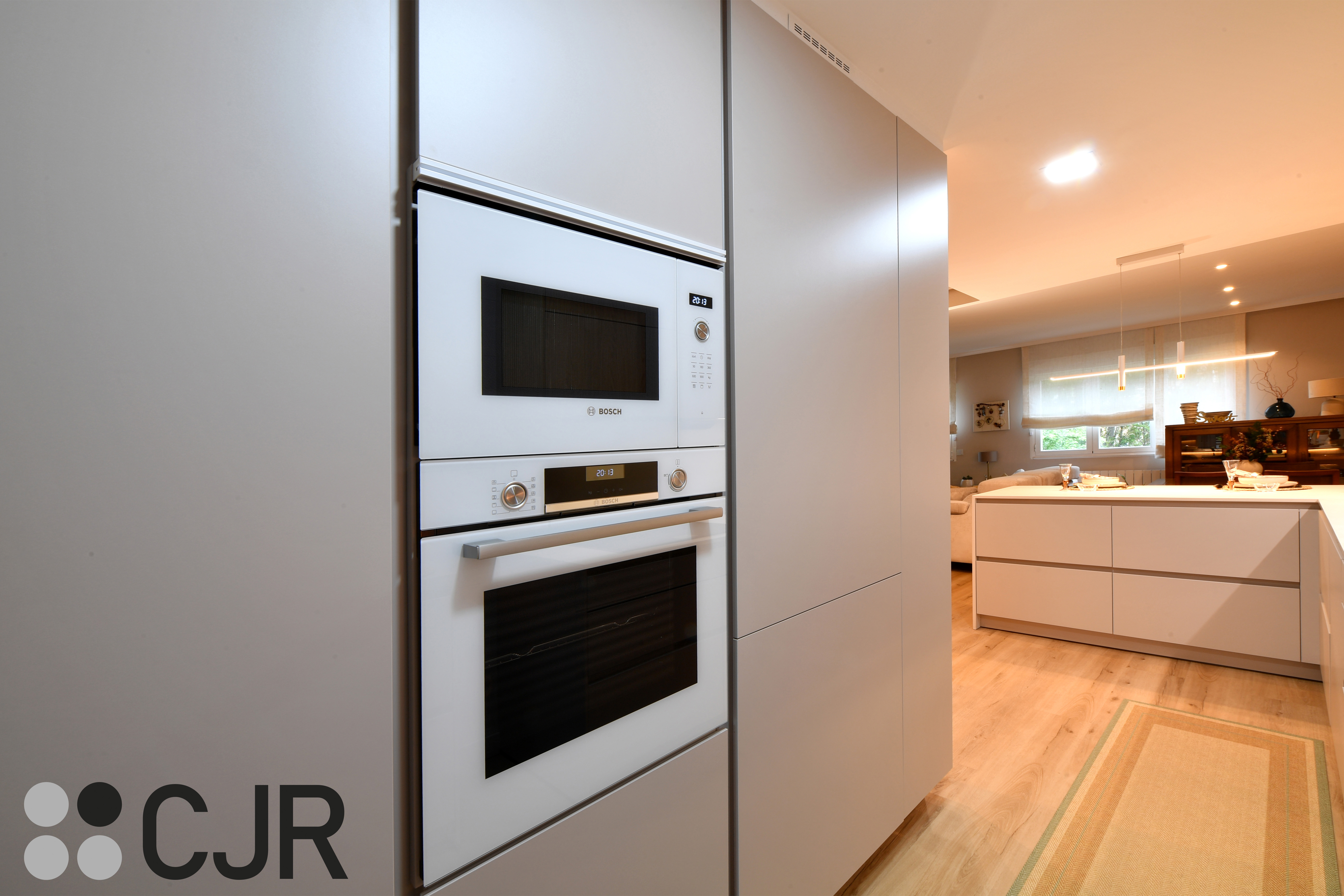 Cocina nórdica cashmere y madera con barra abierta al salón Cocinas CJR