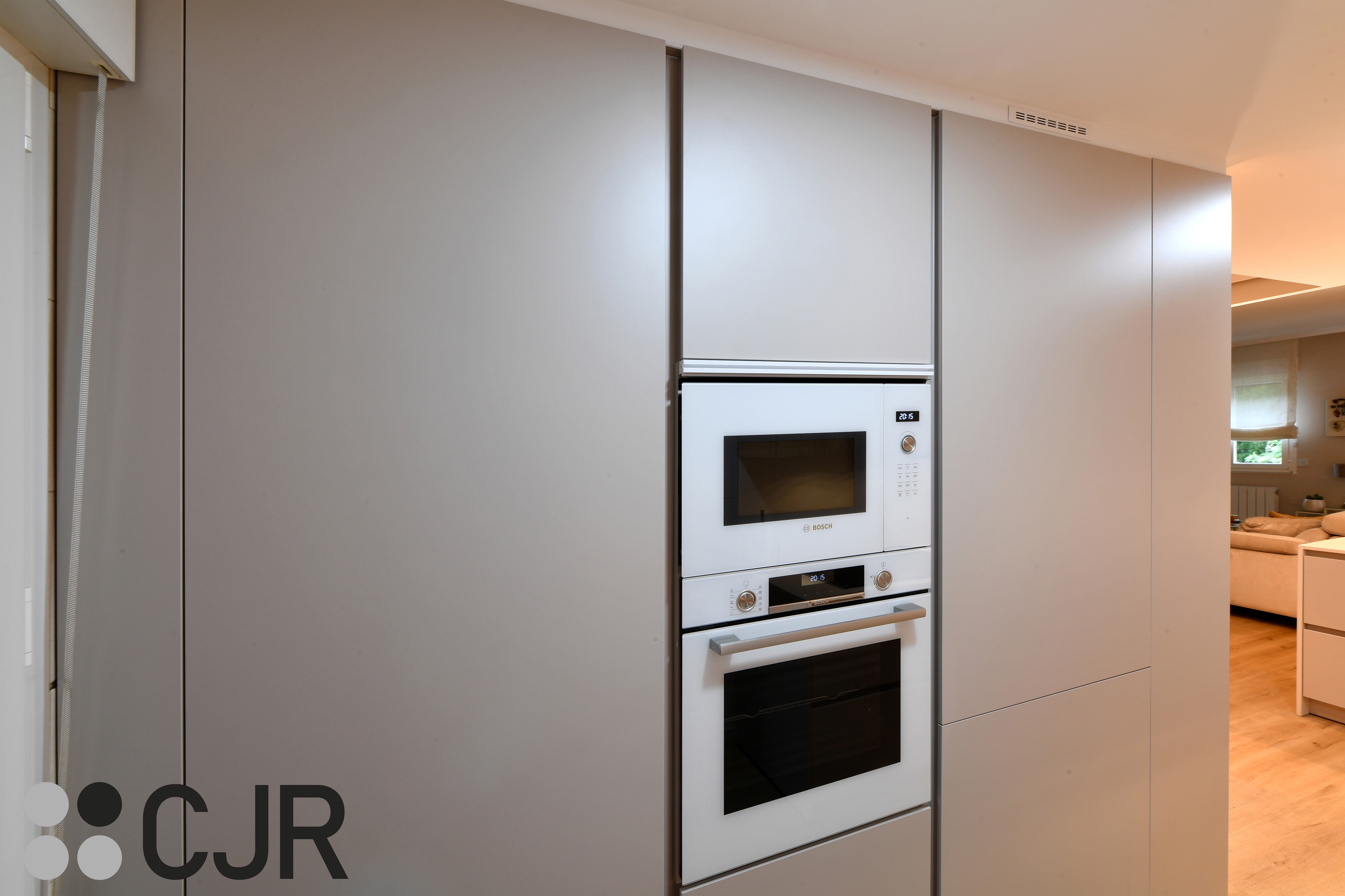 Cocina nórdica cashmere y madera con barra abierta al salón Cocinas CJR