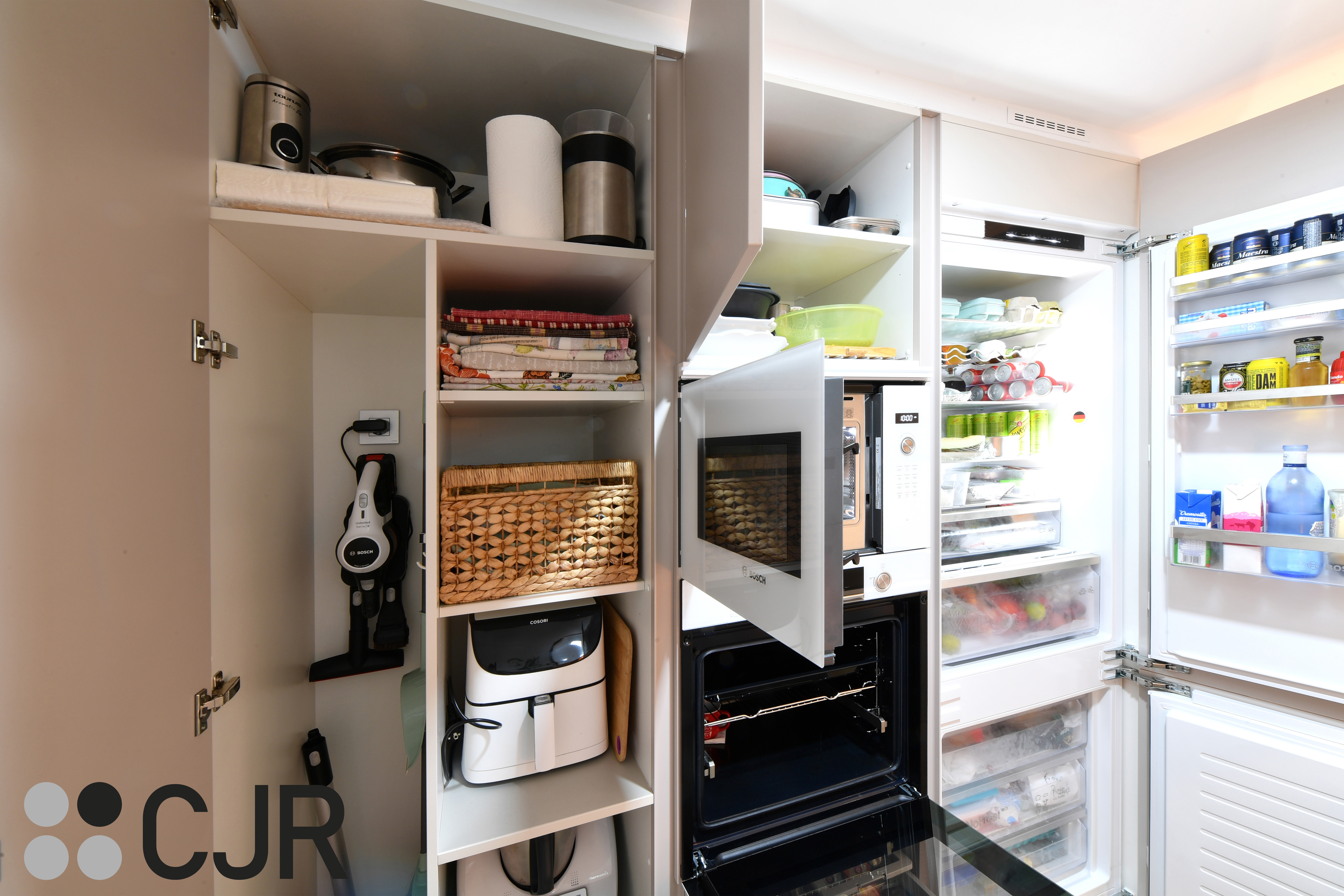 Cocina nórdica cashmere y madera con barra abierta al salón Cocinas CJR