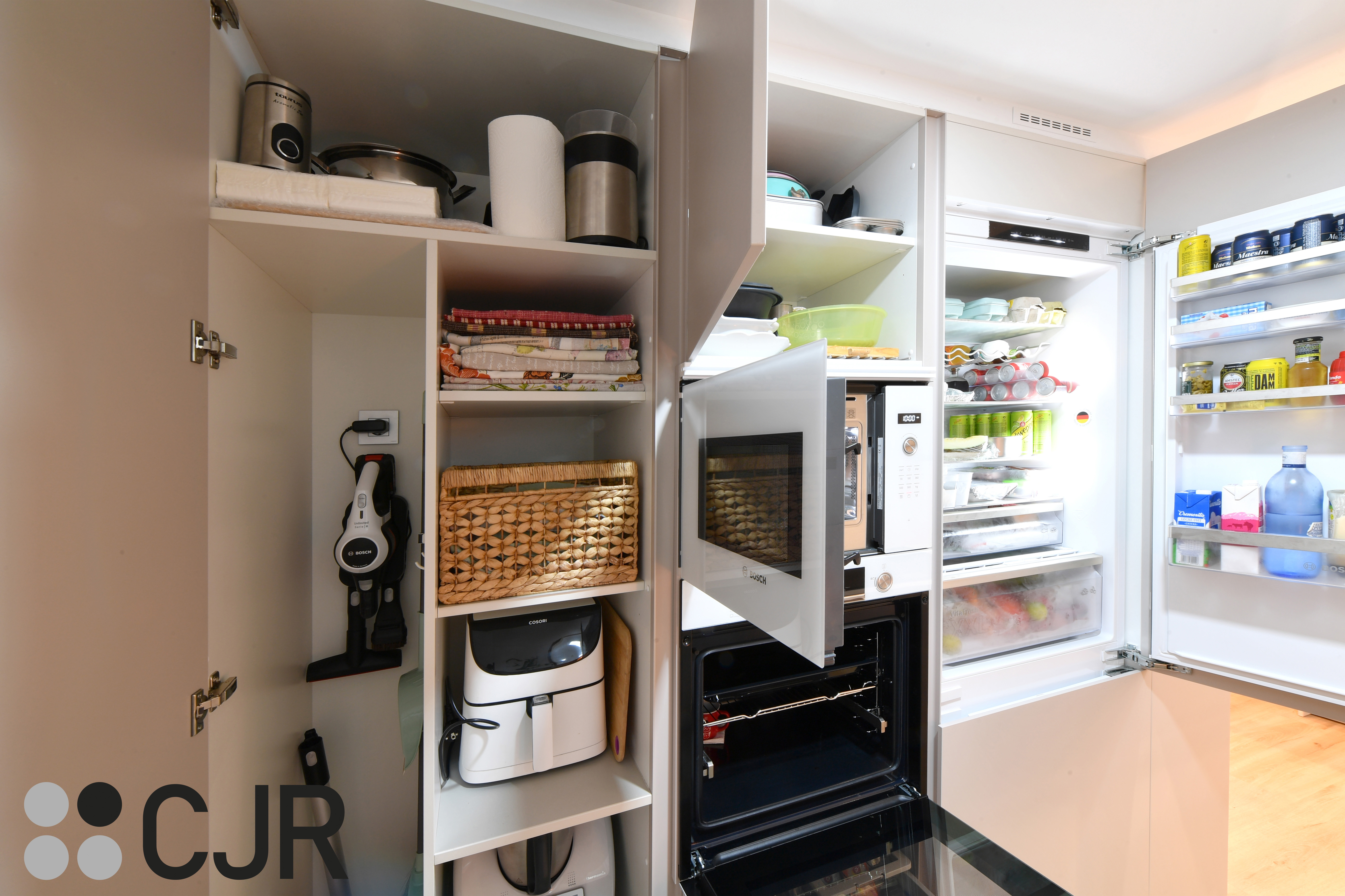 Cocina nórdica cashmere y madera con barra abierta al salón Cocinas CJR