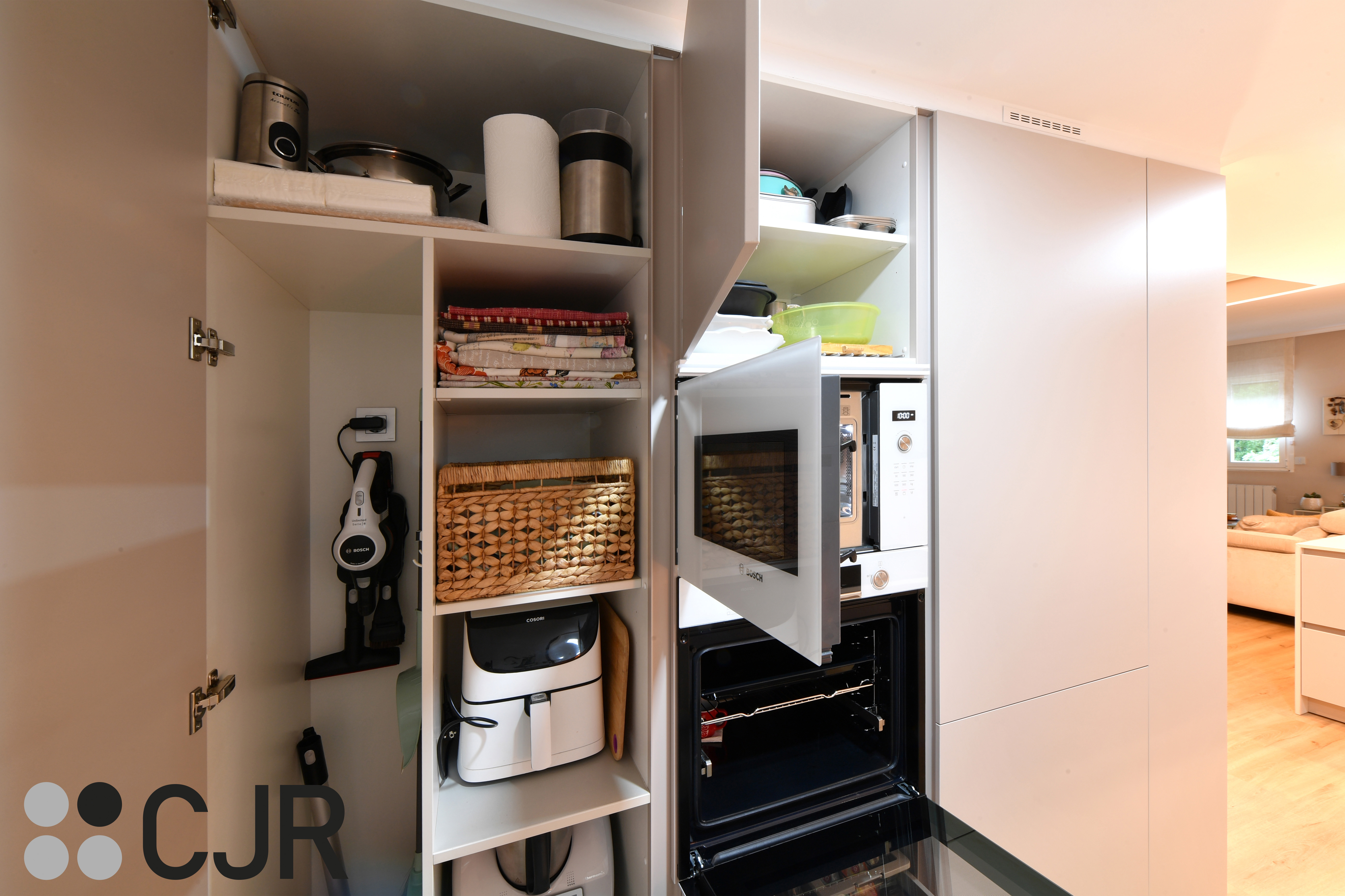 Cocina nórdica cashmere y madera con barra abierta al salón Cocinas CJR