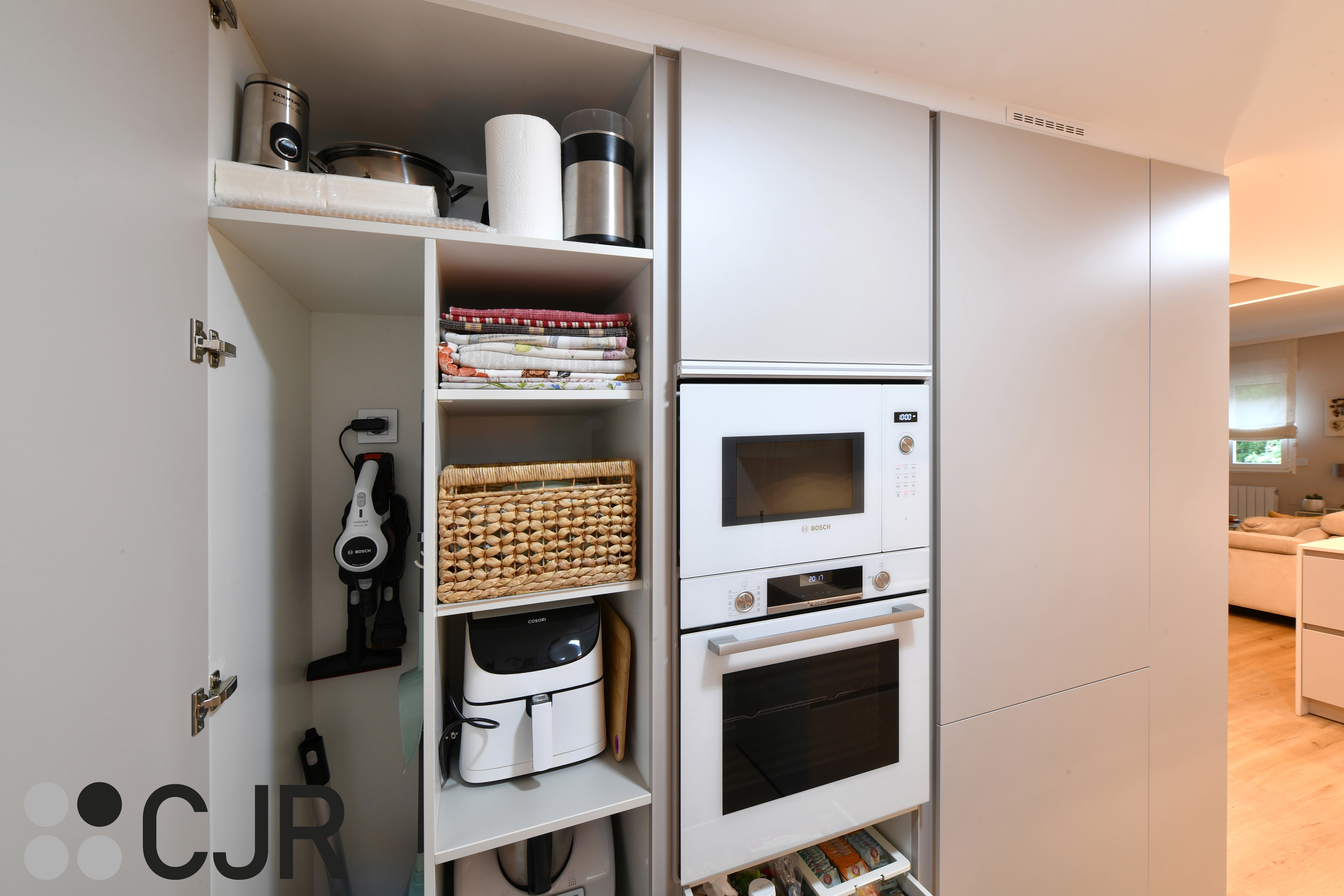 Cocina nórdica cashmere y madera con barra abierta al salón Cocinas CJR