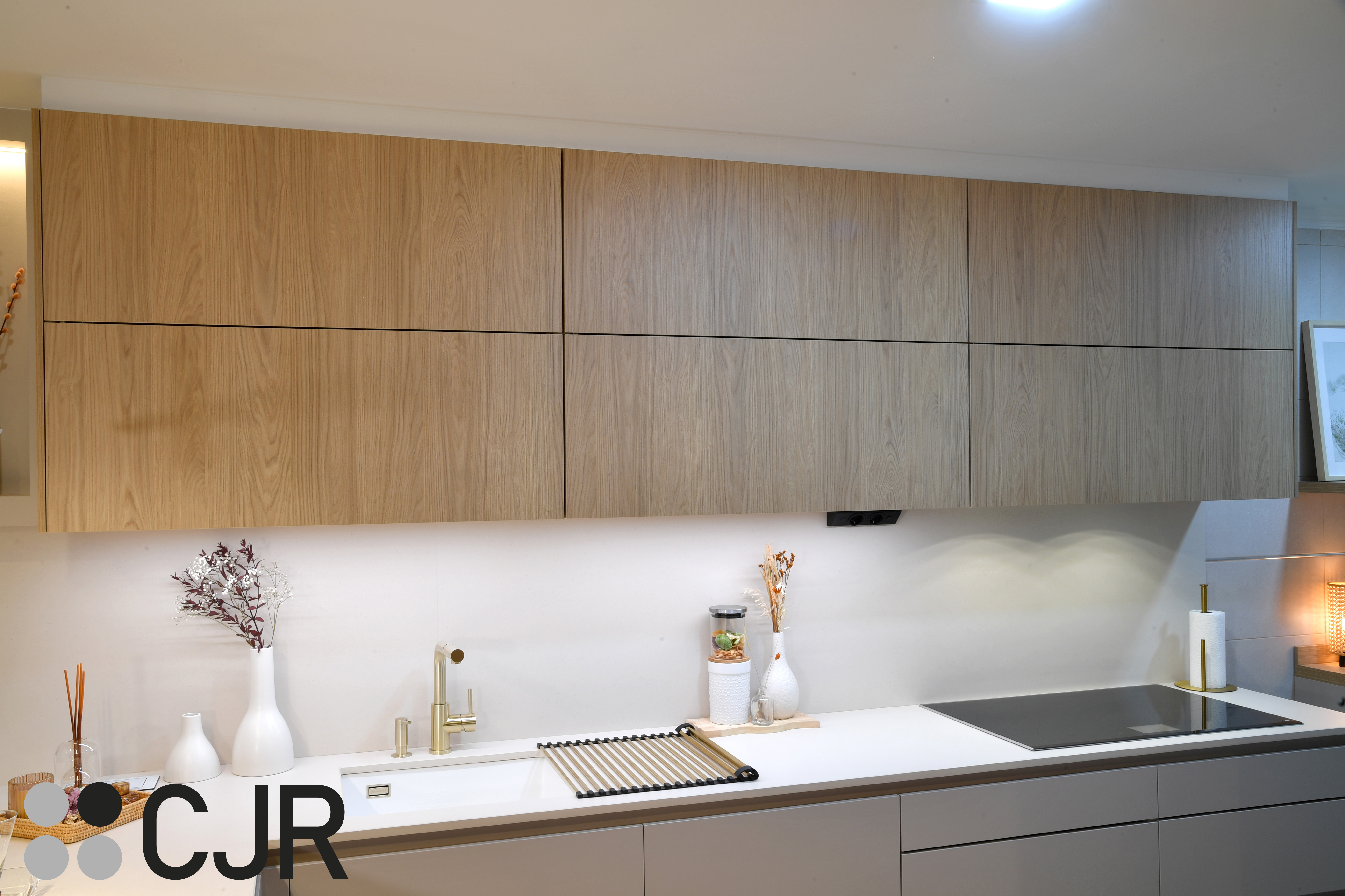 Cocina nórdica cashmere y madera con barra abierta al salón Cocinas CJR