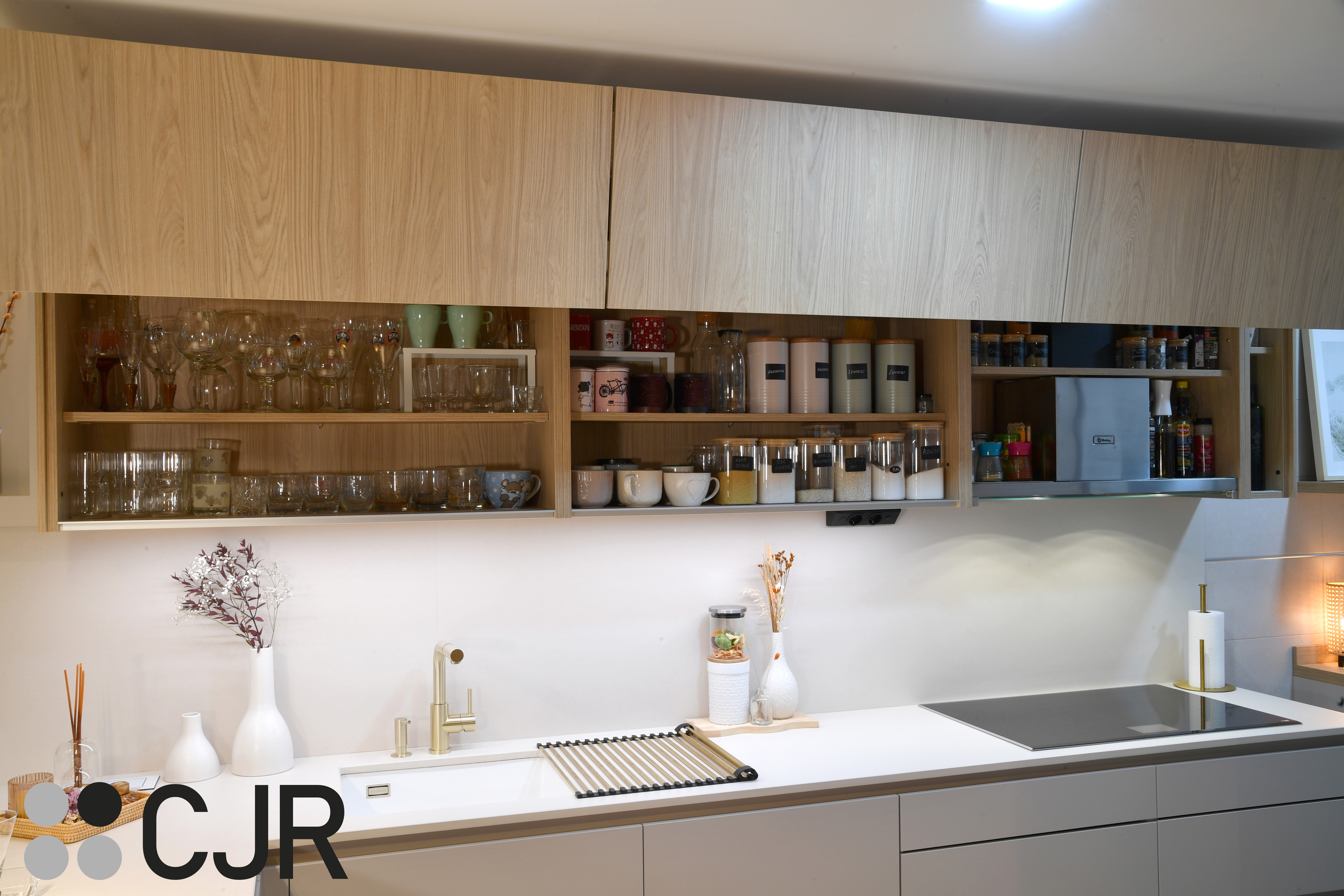 Cocina nórdica cashmere y madera con barra abierta al salón Cocinas CJR