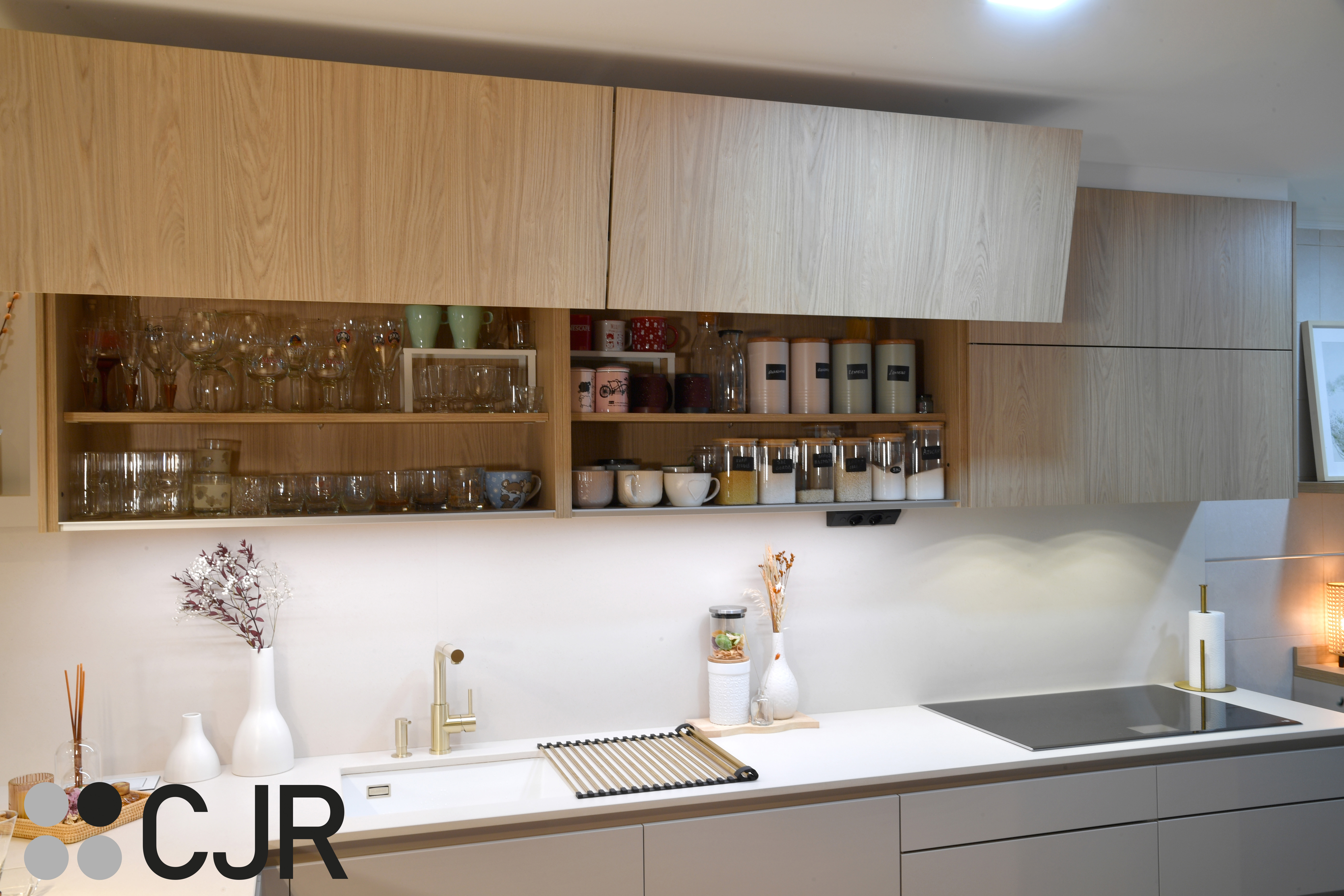 Cocina nórdica cashmere y madera con barra abierta al salón Cocinas CJR