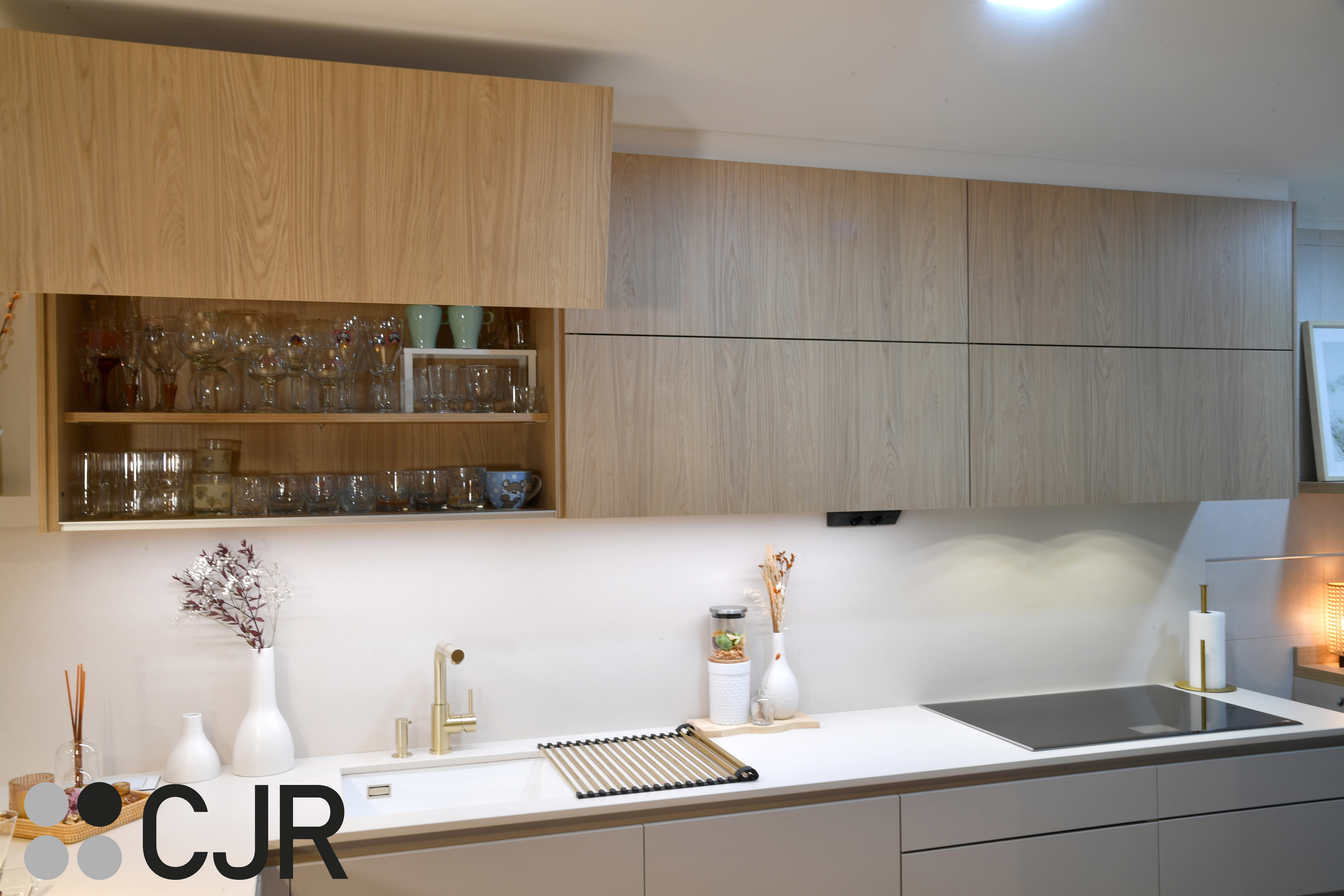 Cocina nórdica cashmere y madera con barra abierta al salón Cocinas CJR