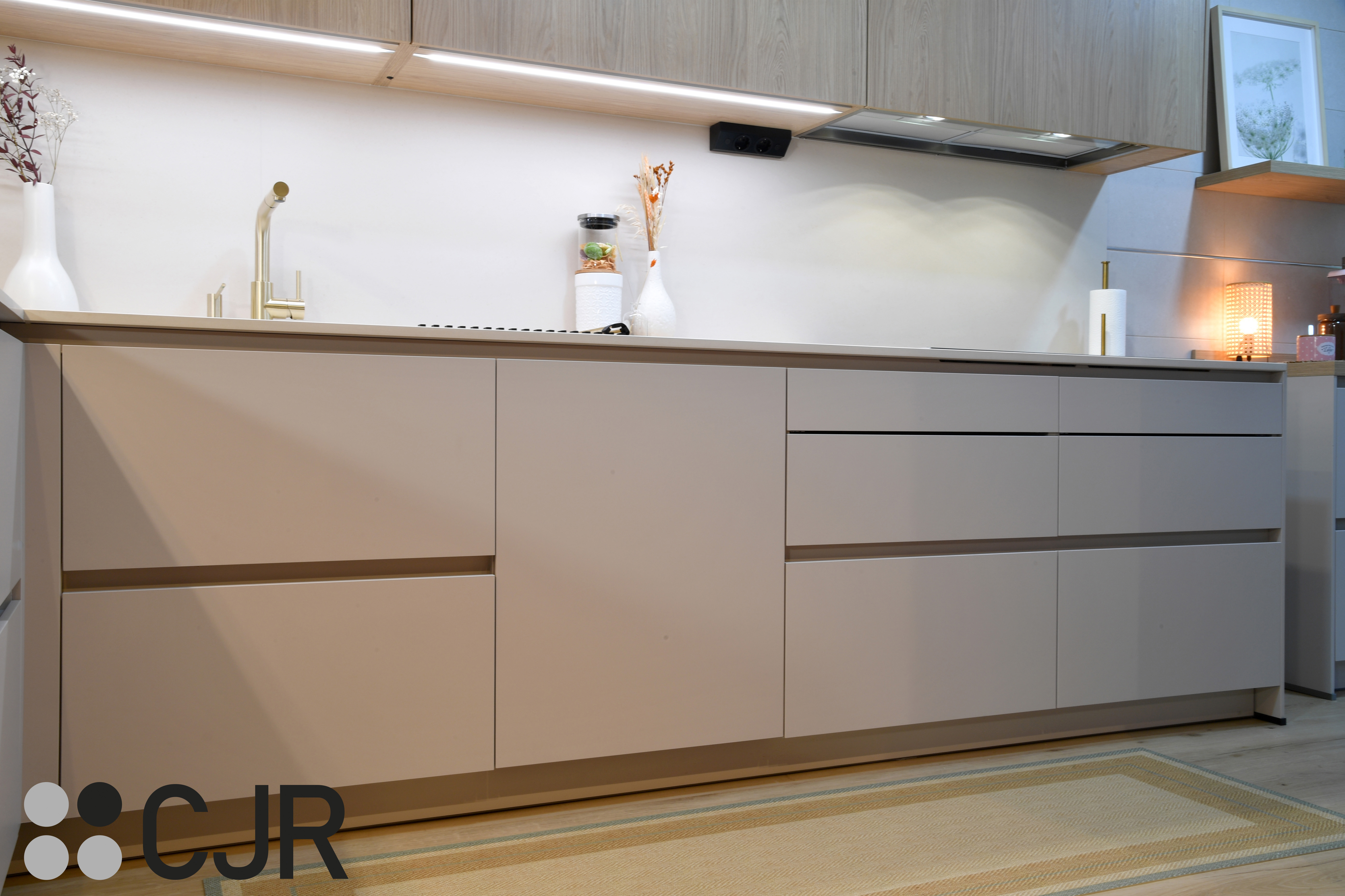 Cocina nórdica cashmere y madera con barra abierta al salón Cocinas CJR