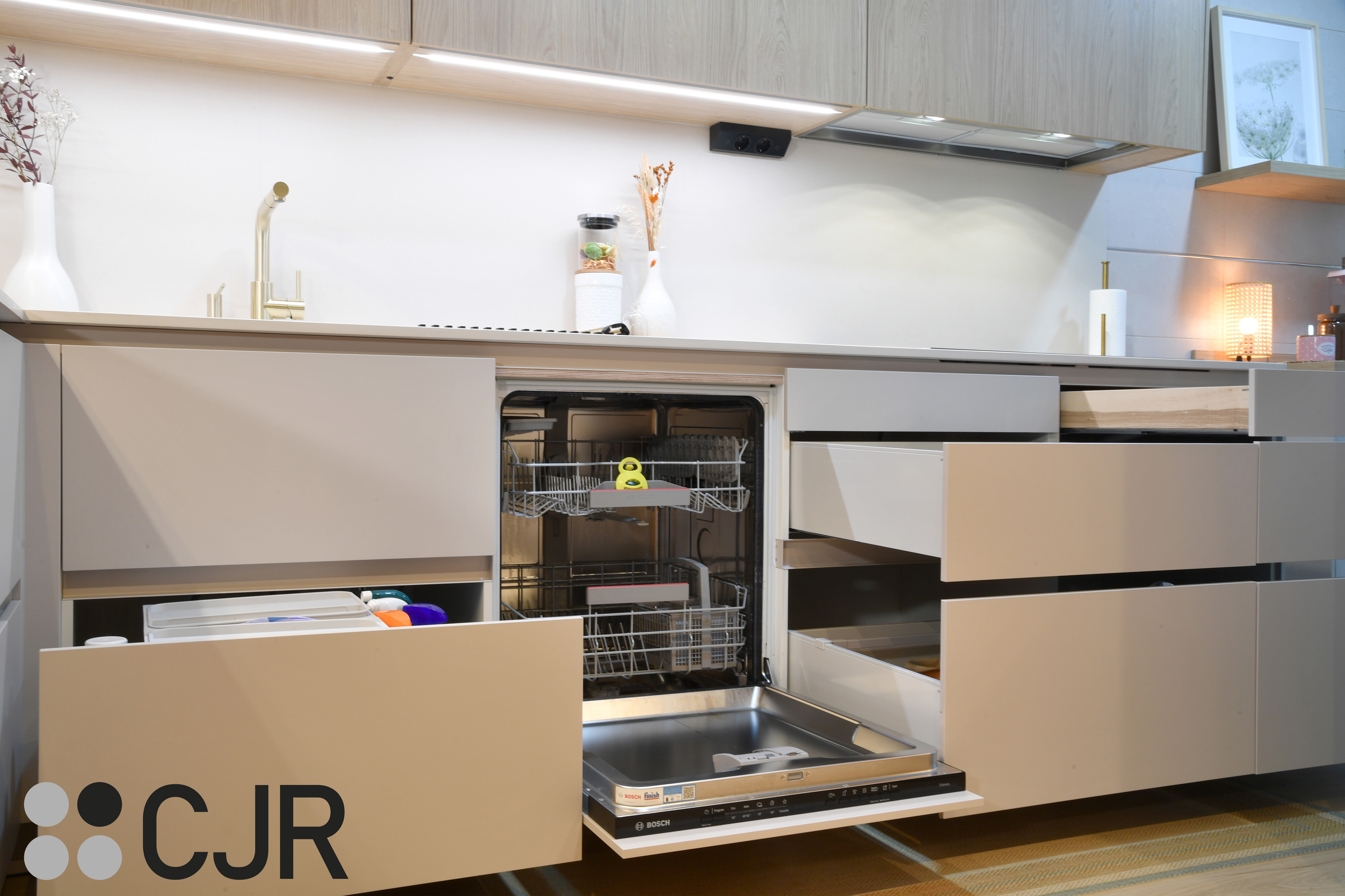 Cocina nórdica cashmere y madera con barra abierta al salón Cocinas CJR