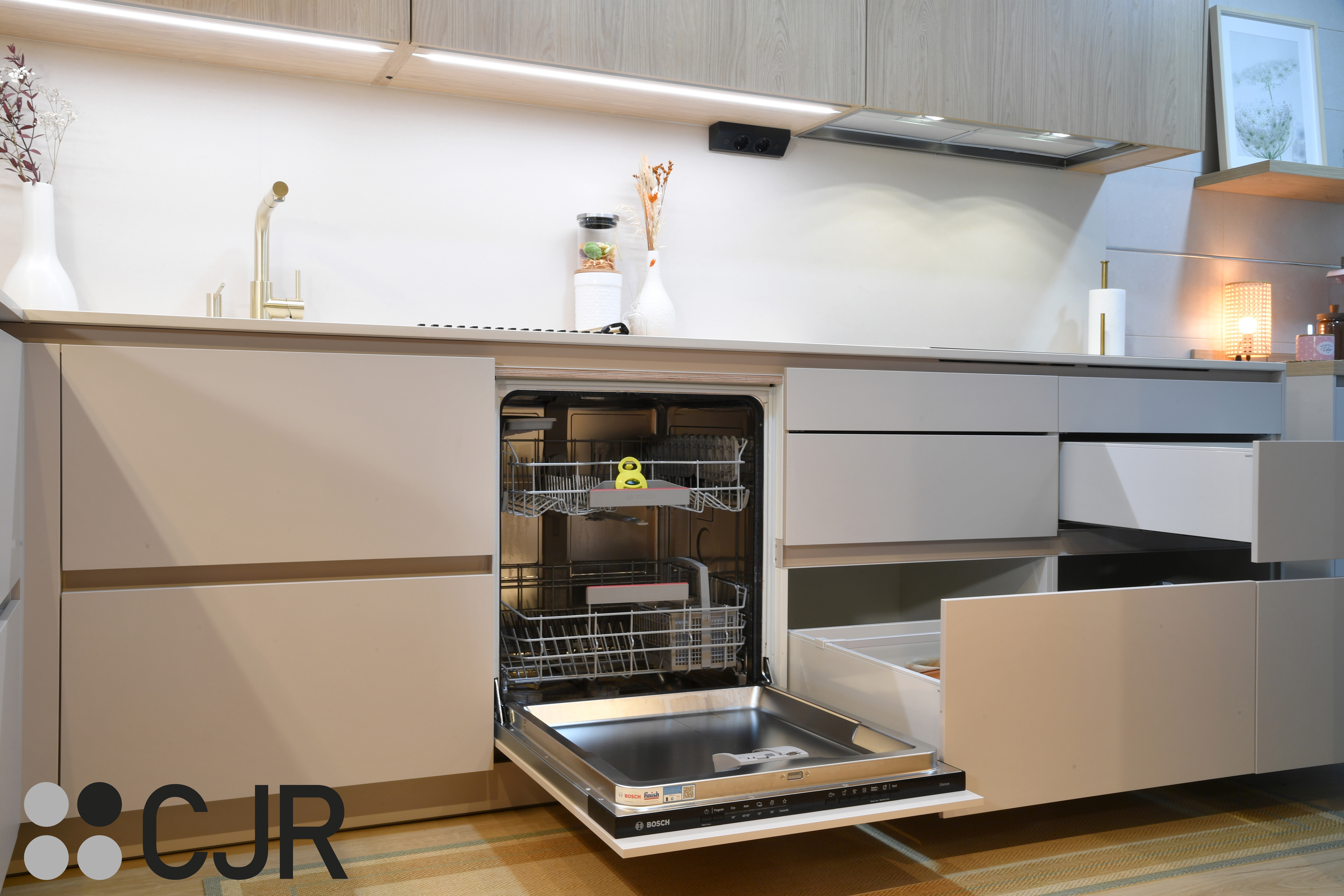 Cocina nórdica cashmere y madera con barra abierta al salón Cocinas CJR