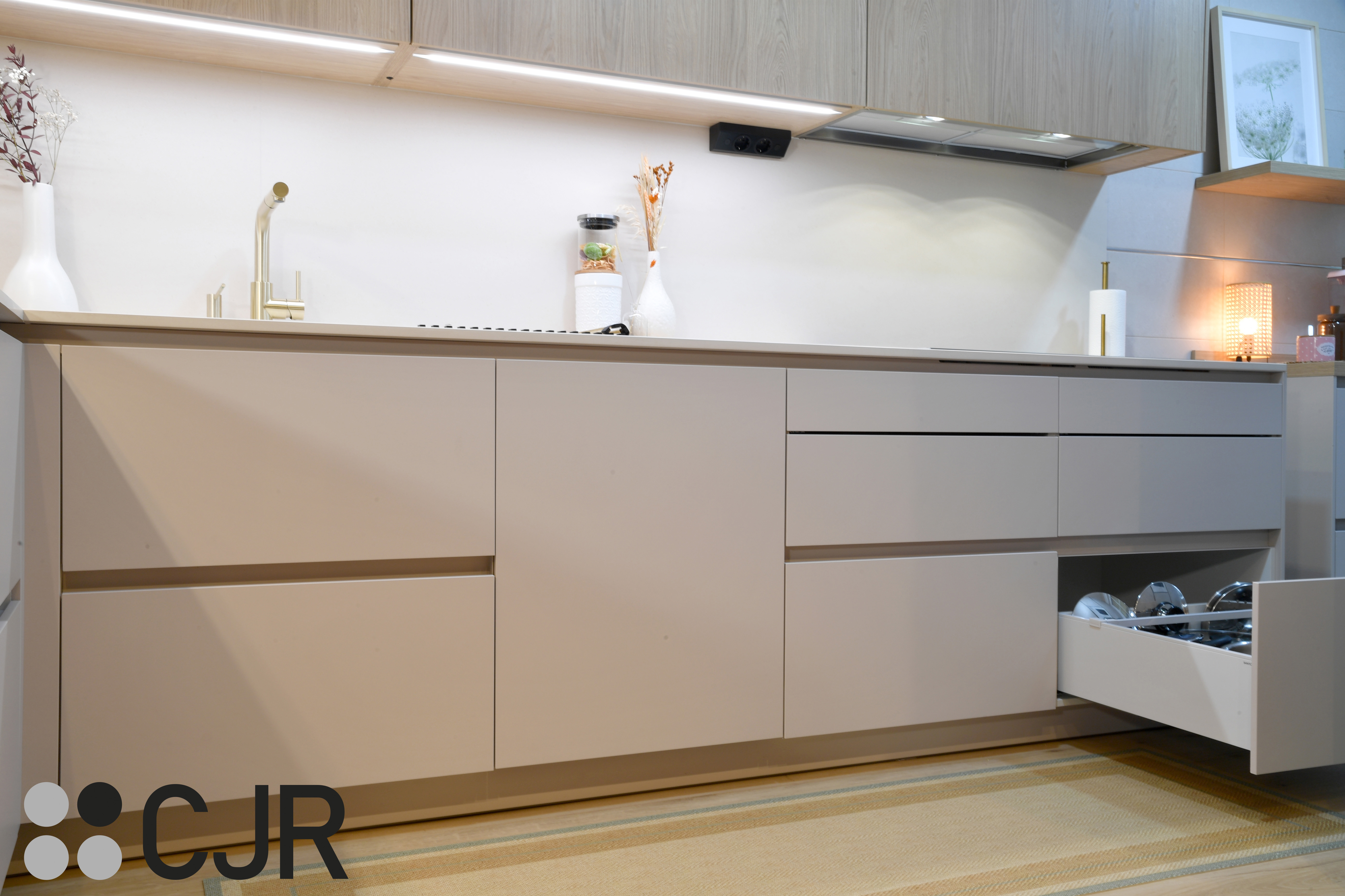 Cocina nórdica cashmere y madera con barra abierta al salón Cocinas CJR