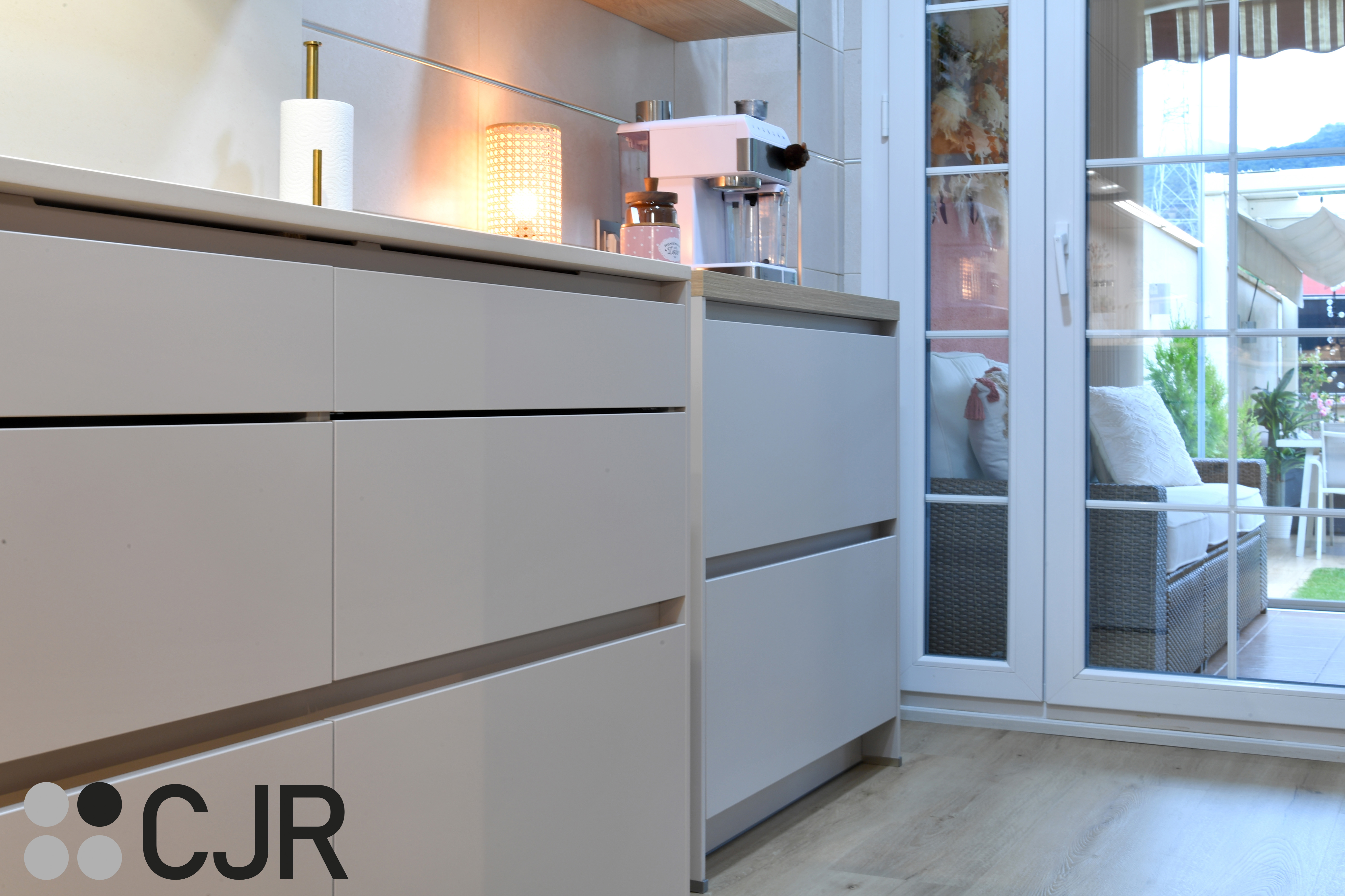 Cocina nórdica cashmere y madera con barra abierta al salón Cocinas CJR