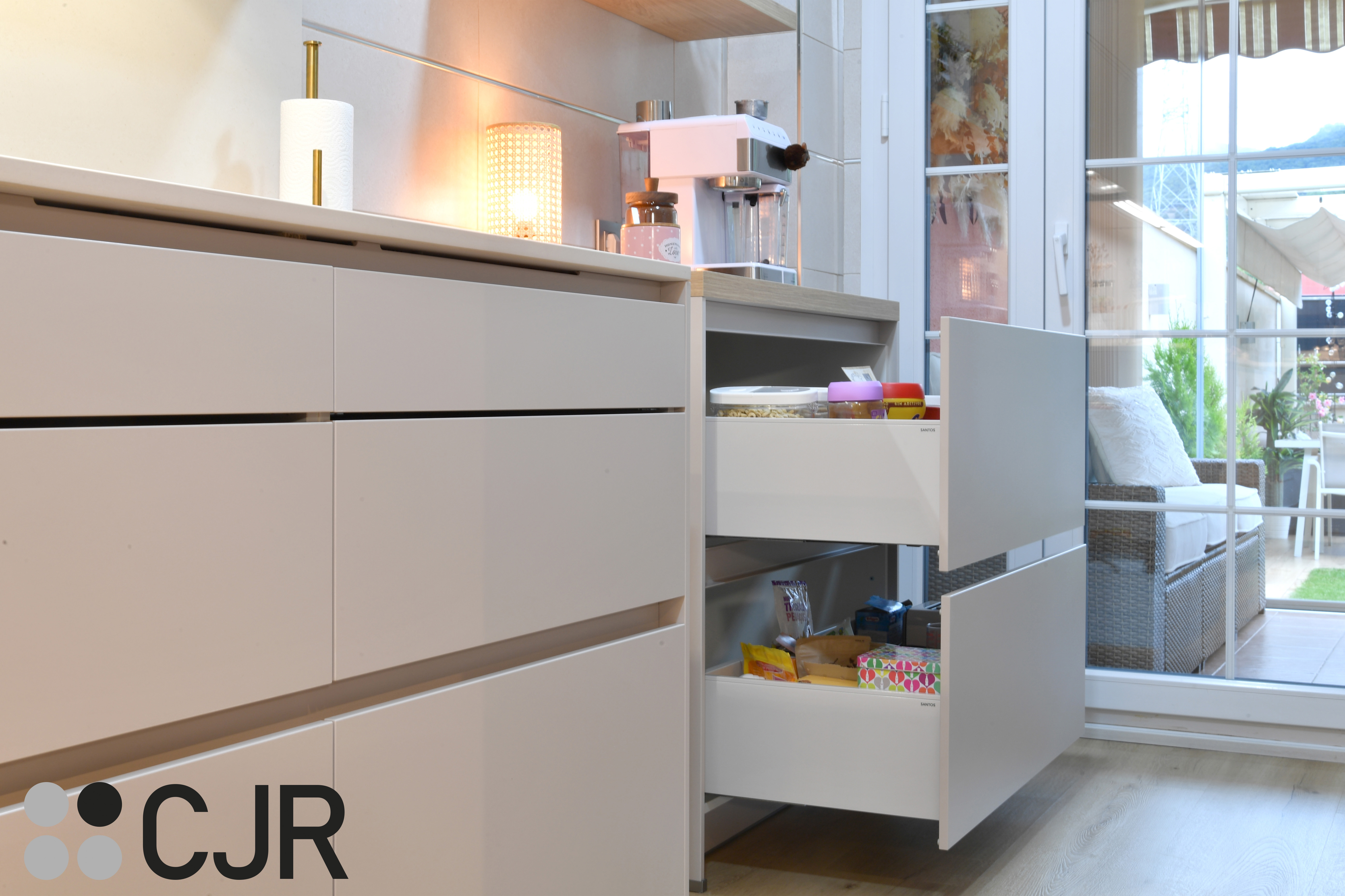 Cocina nórdica cashmere y madera con barra abierta al salón Cocinas CJR