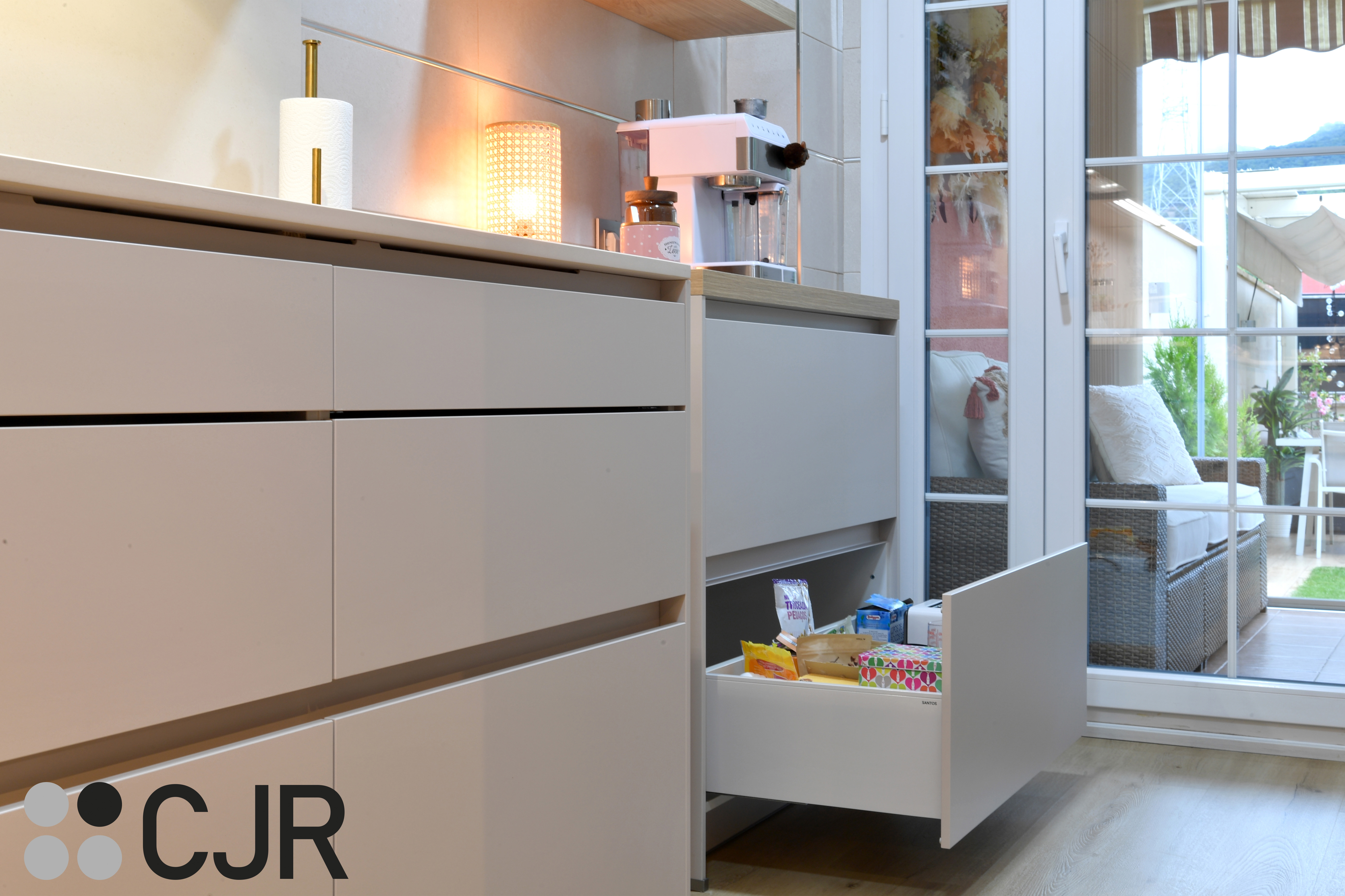 Cocina nórdica cashmere y madera con barra abierta al salón Cocinas CJR