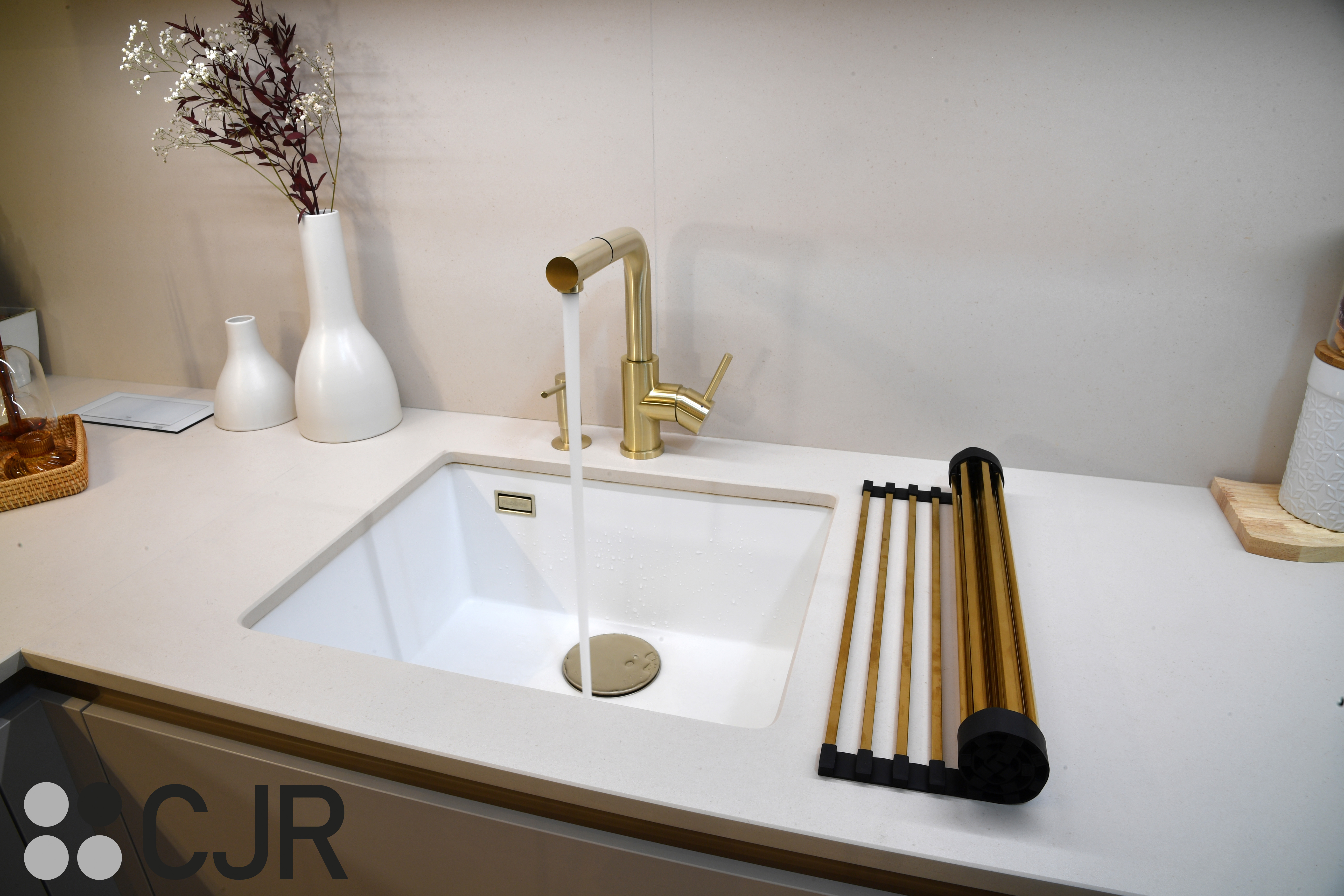 Cocina nórdica cashmere y madera con barra abierta al salón Cocinas CJR