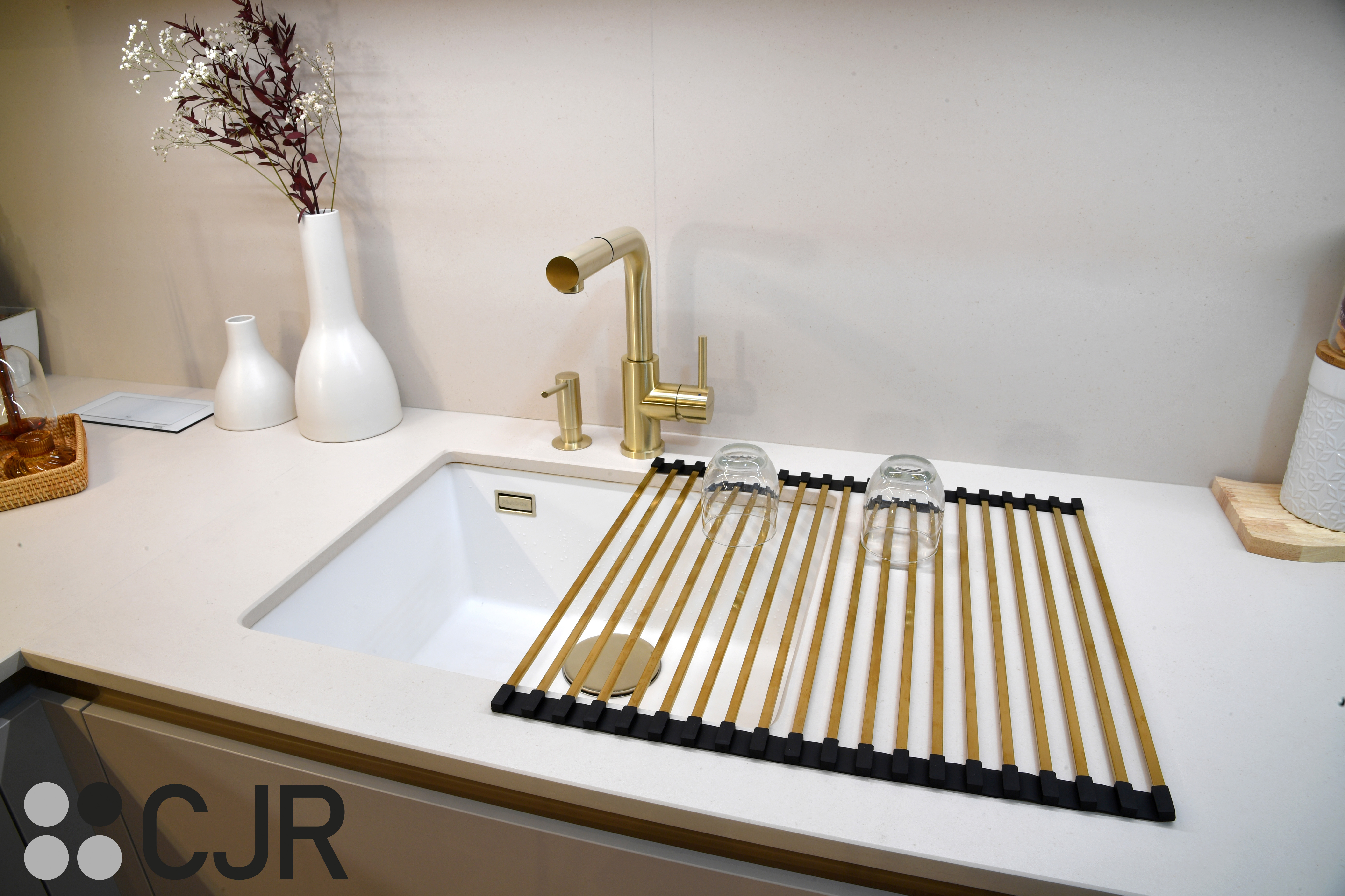 Cocina nórdica cashmere y madera con barra abierta al salón Cocinas CJR