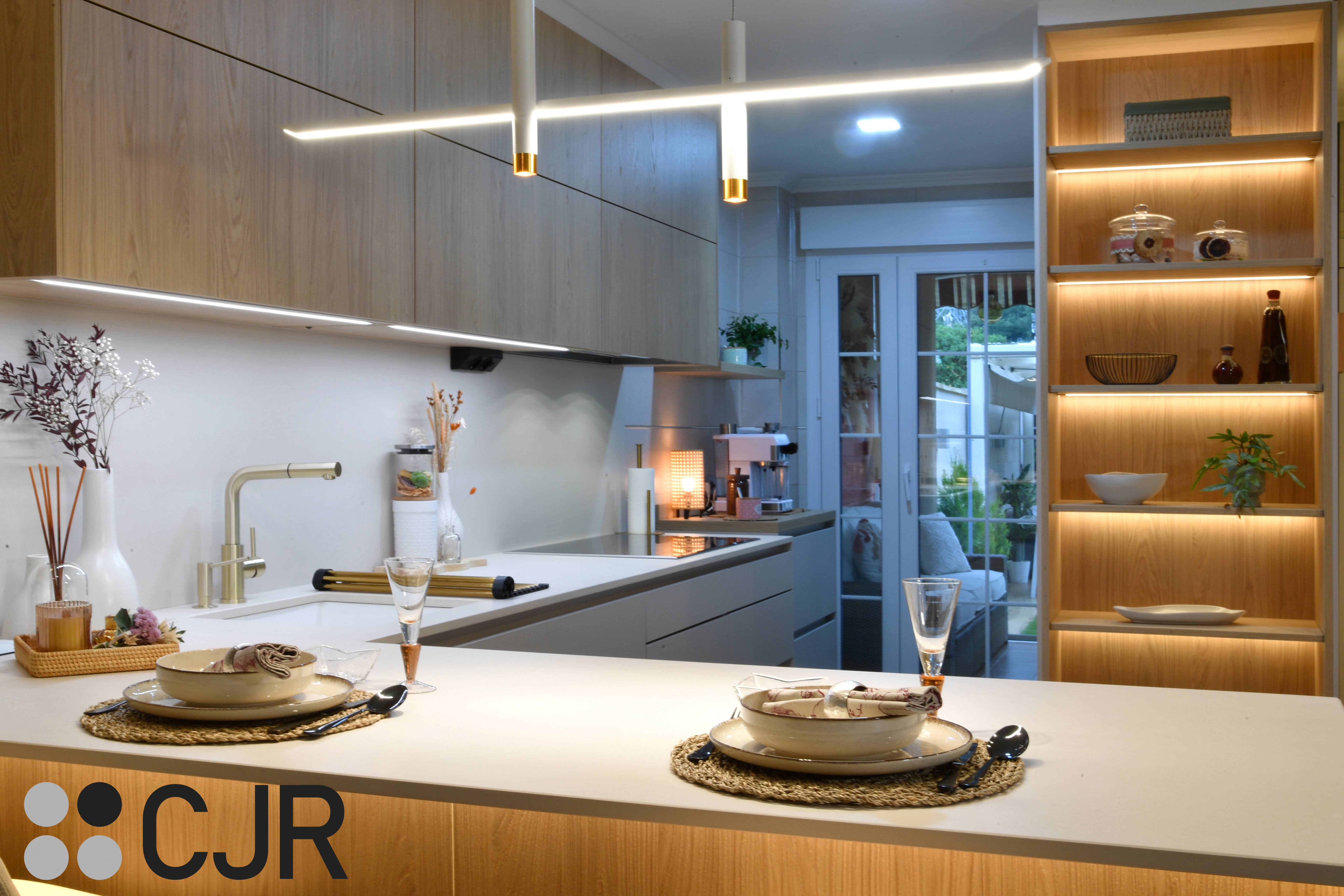 Cocina nórdica cashmere y madera con barra abierta al salón Cocinas CJR