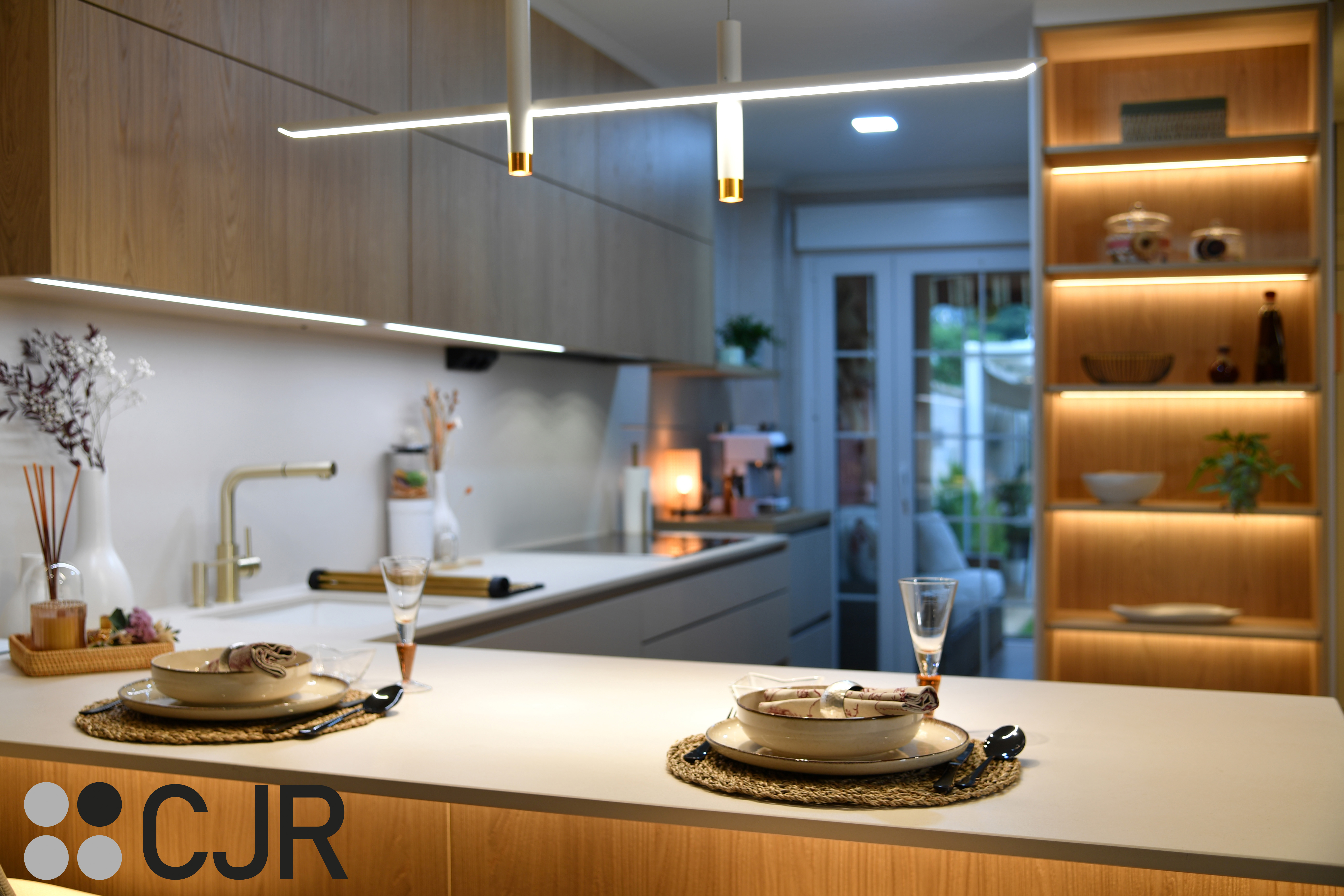 Cocina nórdica cashmere y madera con barra abierta al salón Cocinas CJR