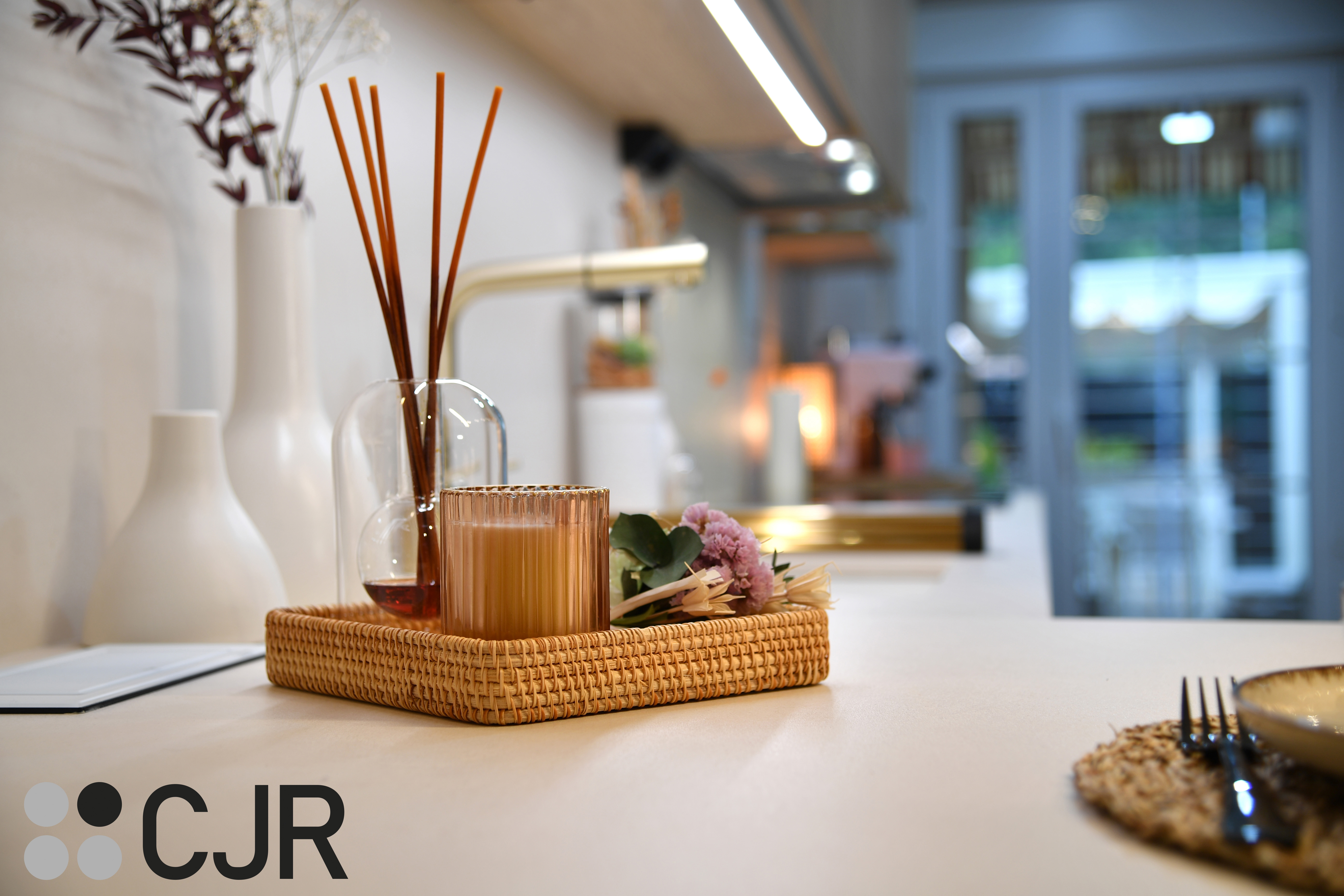 Cocina nórdica cashmere y madera con barra abierta al salón Cocinas CJR