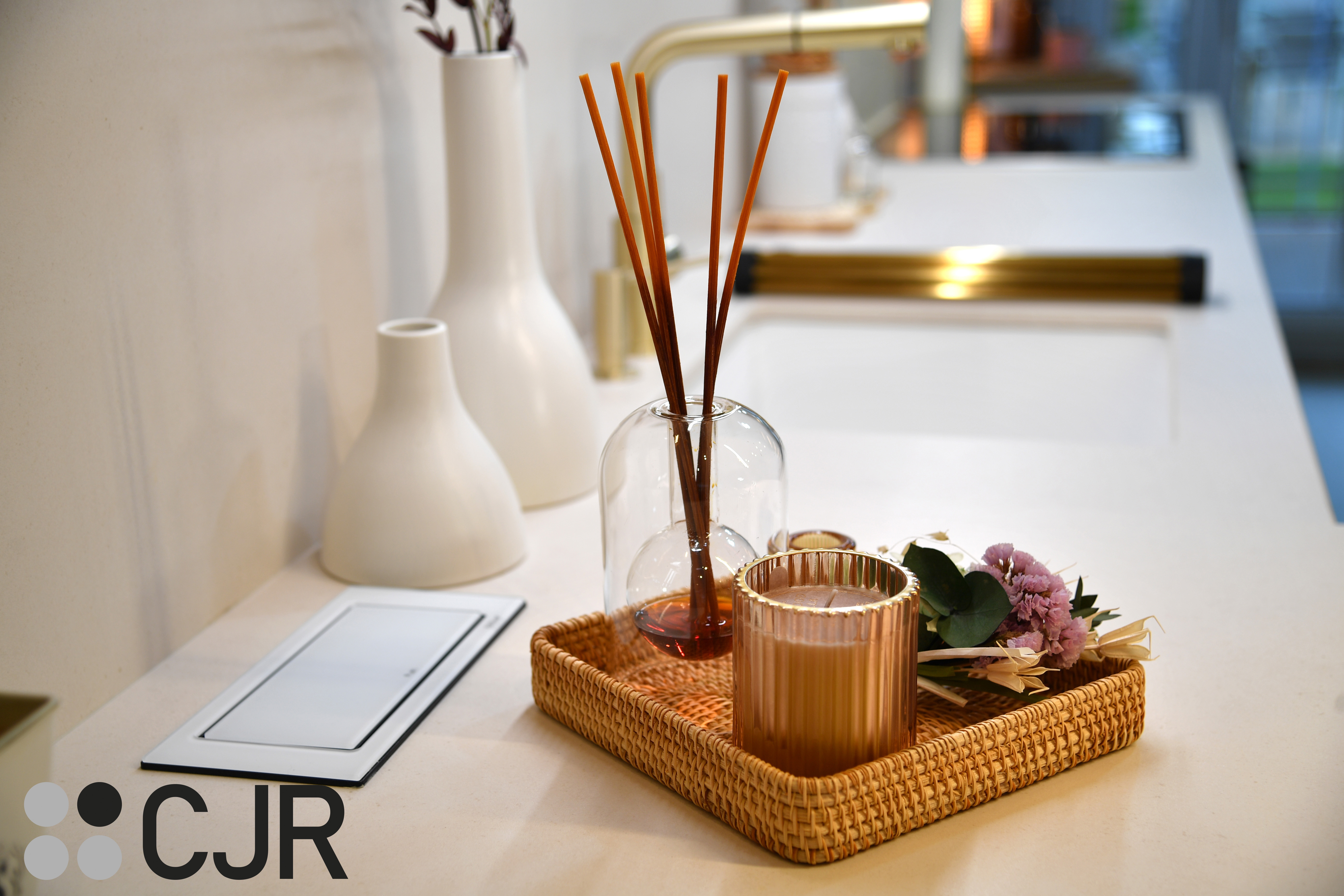 Cocina nórdica cashmere y madera con barra abierta al salón Cocinas CJR