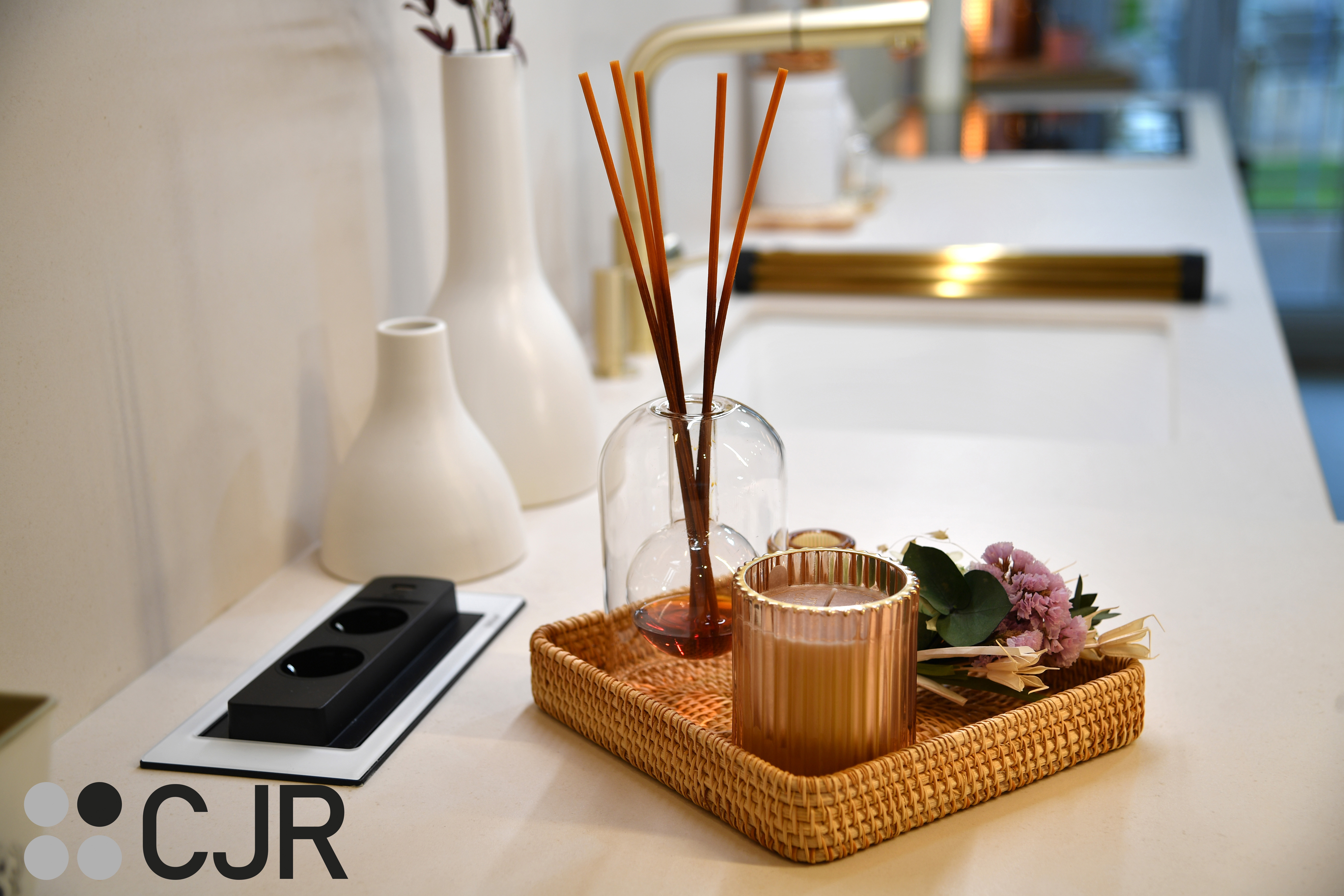 Cocina nórdica cashmere y madera con barra abierta al salón Cocinas CJR