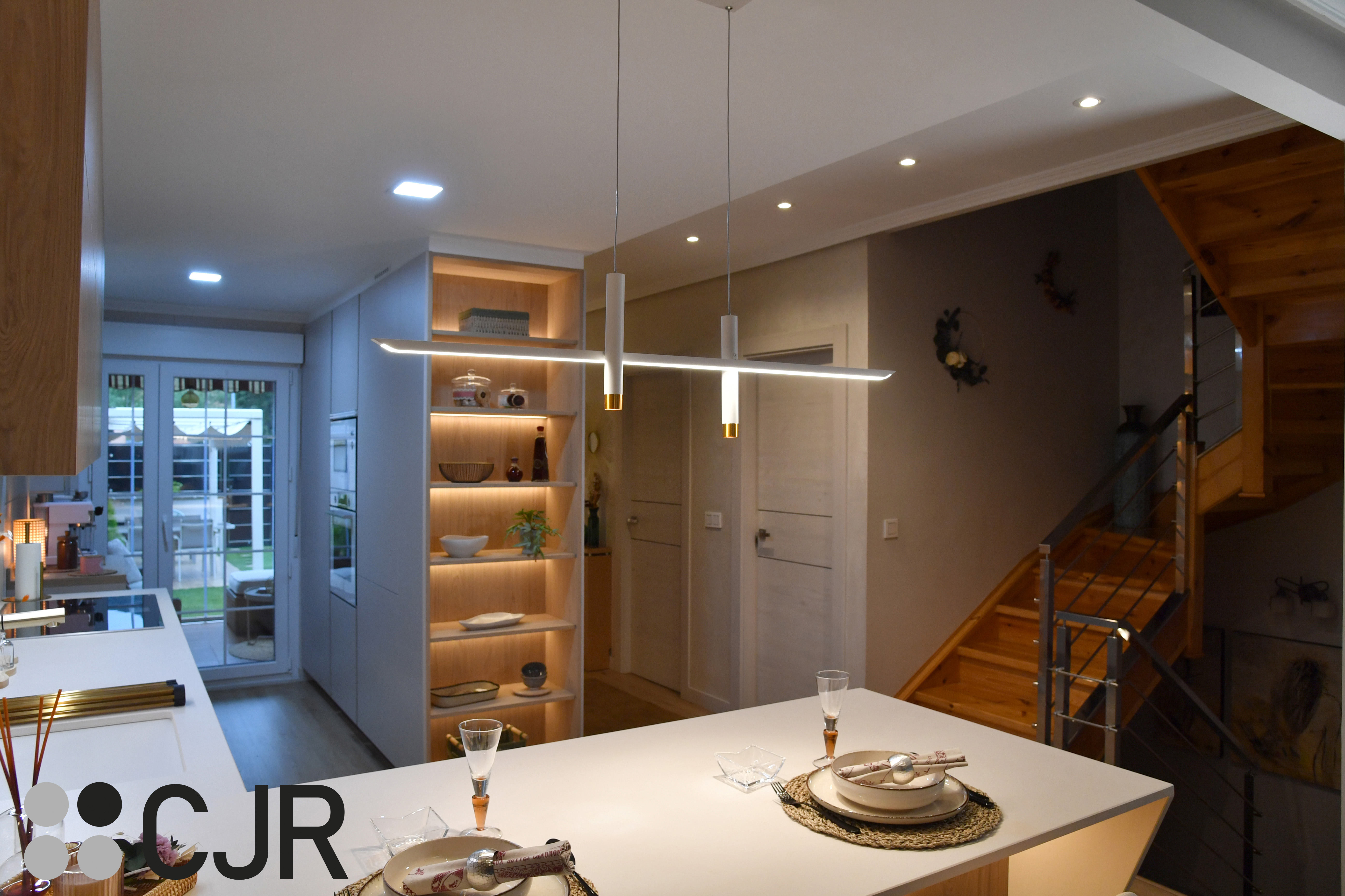 Cocina nórdica cashmere y madera con barra abierta al salón Cocinas CJR